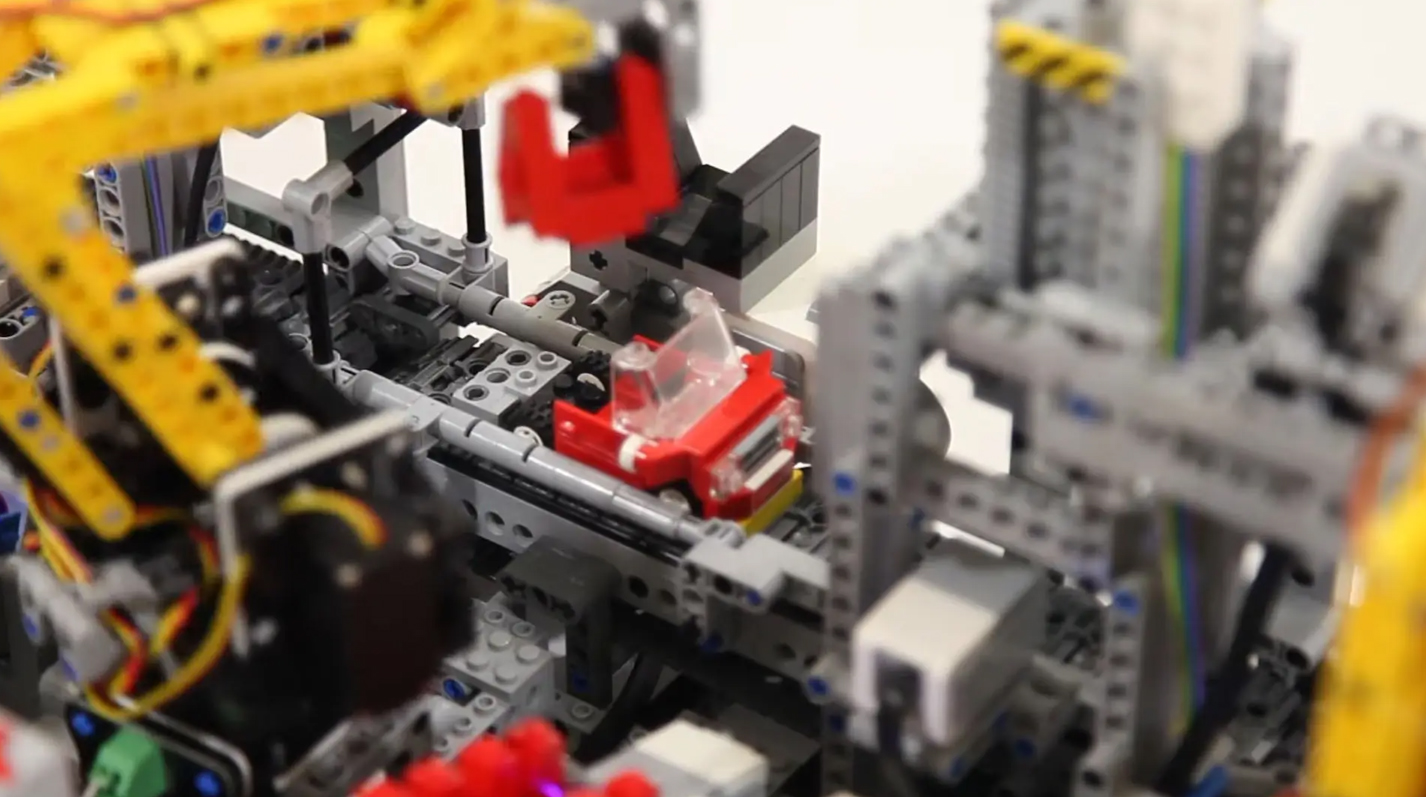Legóból készült autógyár, amely Lego-autókat gyárt - Blikk