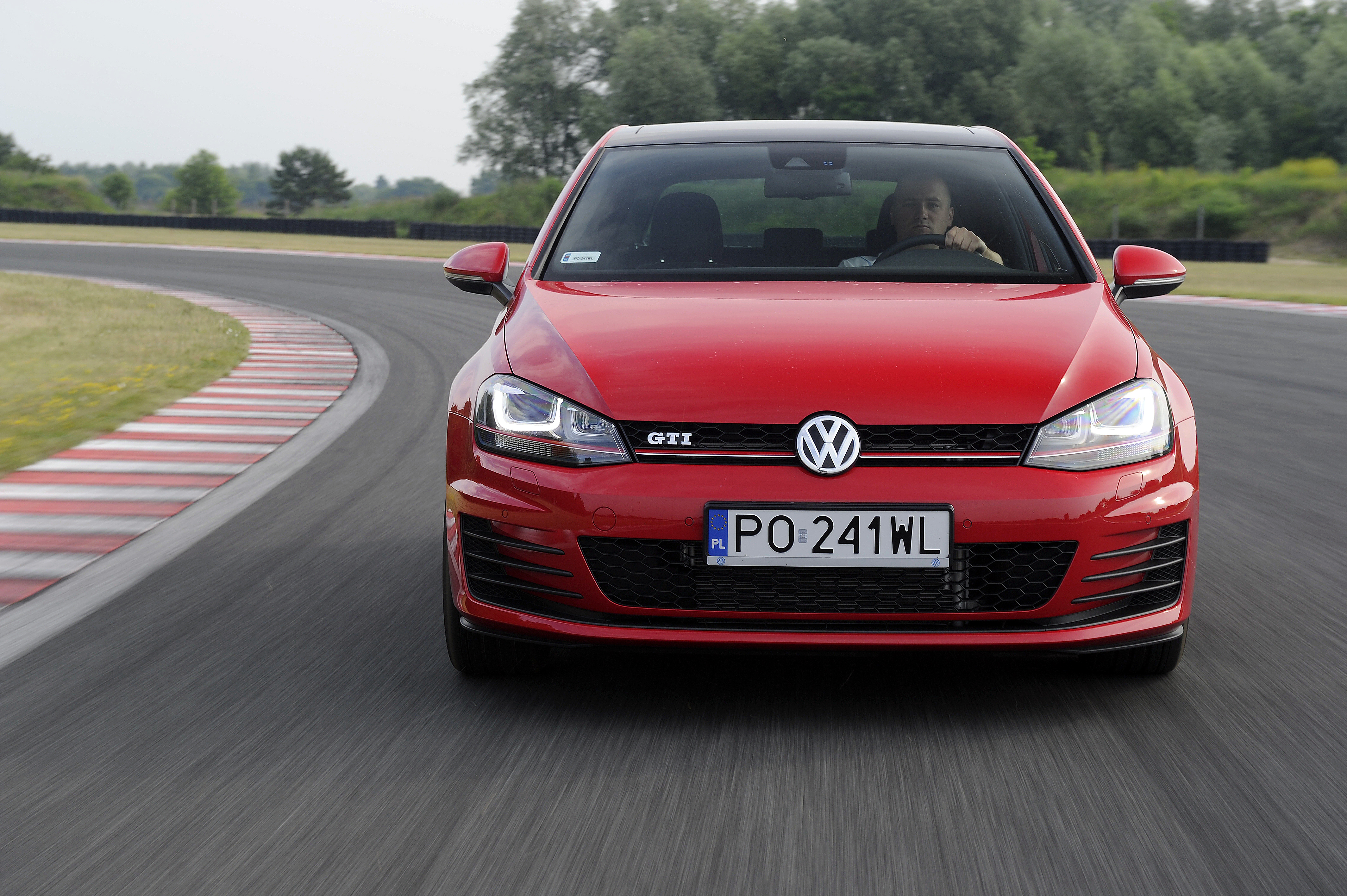 Z najnowszego raportu Polskiego Związku Przemysłu Motoryzacyjnego wynika, że volkswagen golf zajmuje miejsce 3. z liczbą 255 rejestracji. W porównaniu do notowań PZPM z września 2014 to wynik lepszy o ponad 21 proc.