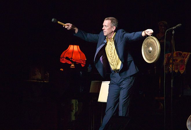Hugh Laurie to naturalnie nie pierwszy aktor, którego możemy oglądać na muzycznej scenie. Bywają na niej przecież przeróżne osobistości kina. Od Woody'ego Allena, przez Russella Crowe'a, Bruce'a Willisa, Kevina Costnera, po Juliette Lewis i Emmanuelle Seigner. Rzadko kto potrafi jednak tak efektownie współdziałać ze sceny z publiką. Lauriego stać na kwestie w stylu: – Prawdopodobnie coś tutaj zepsuję, ale słuchajcie wtedy mojego zespołu, nie mnie. Na mnie patrzcie, a ich słuchajcie