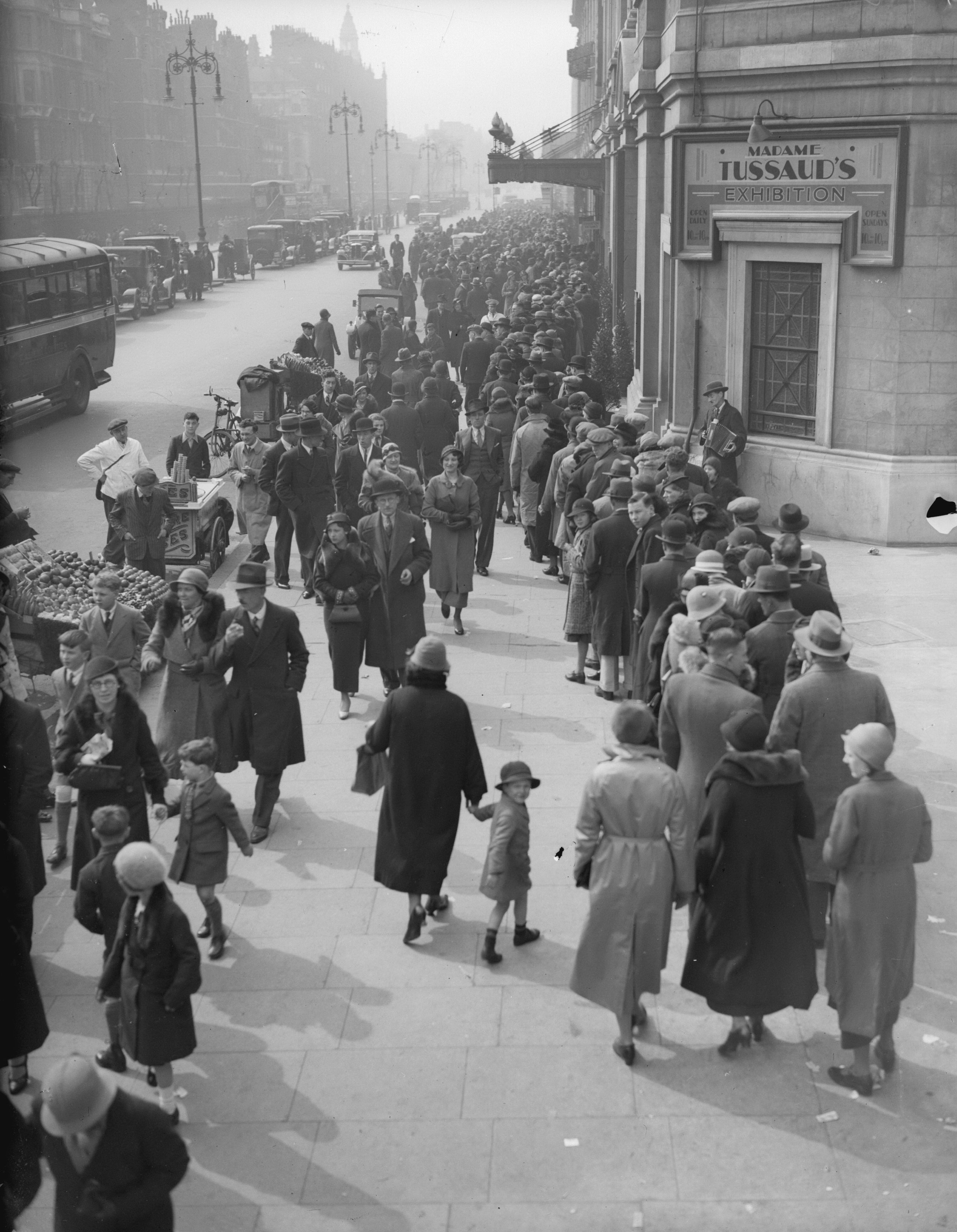 Micsoda tömeg! A szenzációéhes londoni közönség széles, tömött sorokban, türelmesen várakozik, hogy bejusson a Madame Tussaud’s legújabb látnivalókkal kecsegtető kiállítására. Szünnap nem lévén, ezt a hét minden napján, reggel 10-től este 10-ig megtehette (a felvétel 1934 áprilisában készült)/Fotó: Getty Images