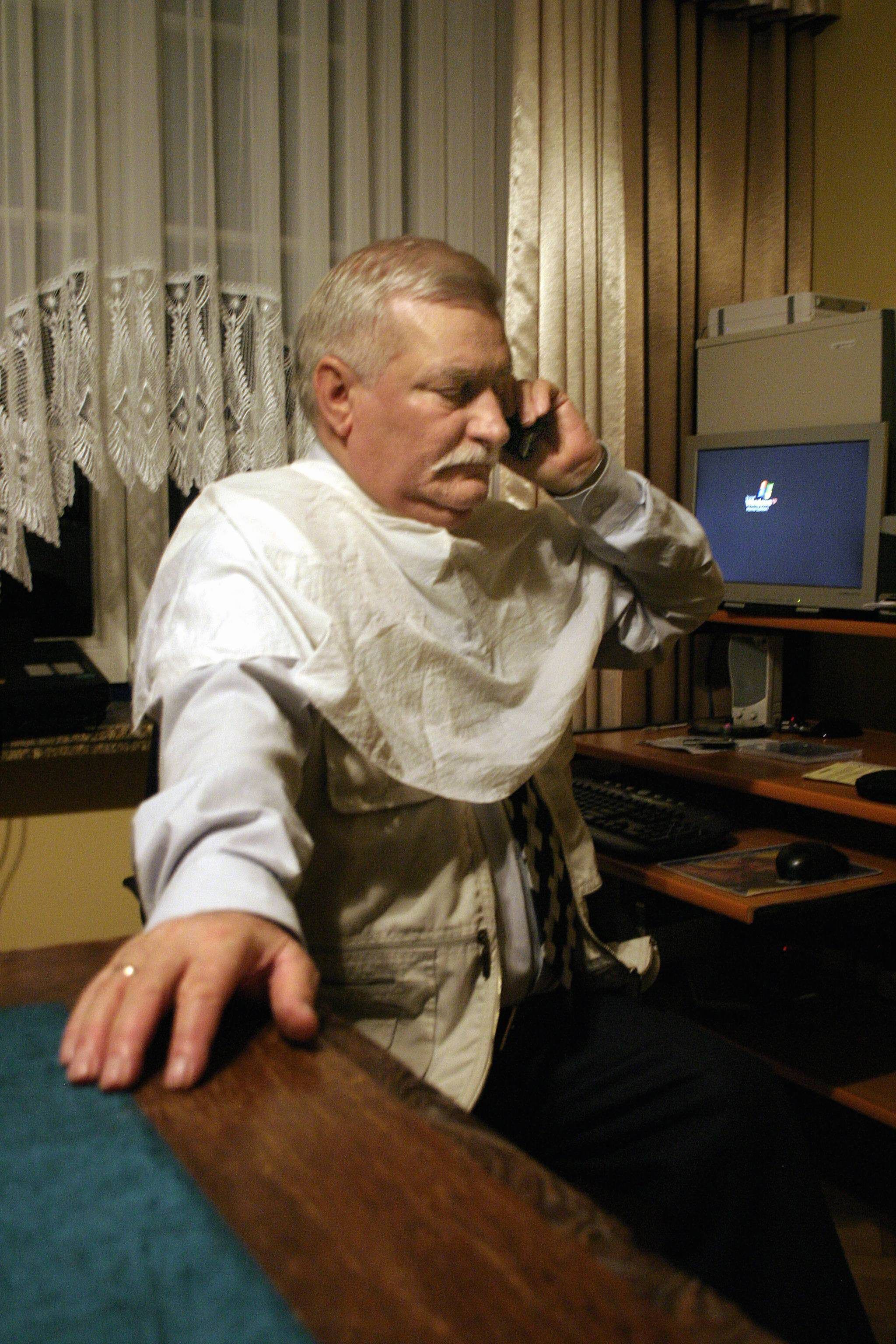 I przyznawał, że Lech Wałęsa powinien mieć duże lepsze warunki, bo sąsiedzi nie dość, że mają dwa razy większe domy, to jeszcze są one jeszcze z basenami