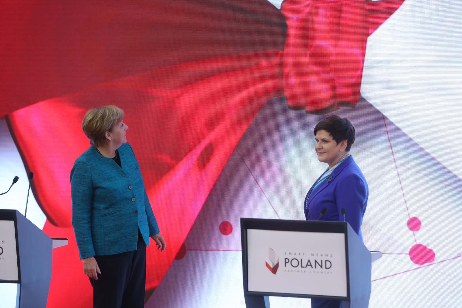Szefowe polskiego i niemieckiego rządu otworzyły polską wystawę na tle dużego dotykowego ekranu w barwach biało-czerwonych. Oficjalnie zainaugurowały polskie stoisko, przecinając wstęgę na ekranie.