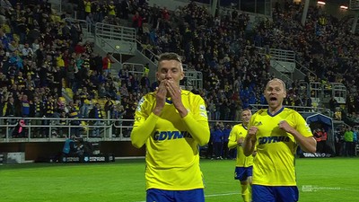 Arka - Zagłębie (1:0): Co za pech Jacha! Piłkarz Zagłębia swoją interwencją zmylił Polacka po strzale Zbozienia!