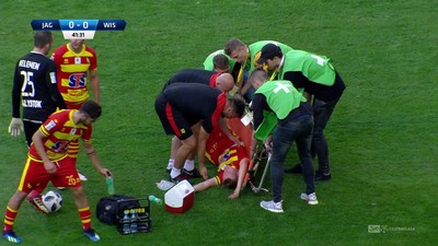 Fatalny uraz Karola Świderskiego w meczu Jagiellonia - Wisła. Piłkarz Jagi stracił przytomność, trafił do szpitala