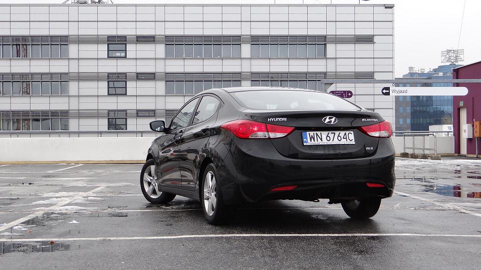 Styliści Hyundaia podpatrzyli europejskie trendy i upodobnili nadwozie elantry do klasę wyższego modelu, jakim jest hyundai i40