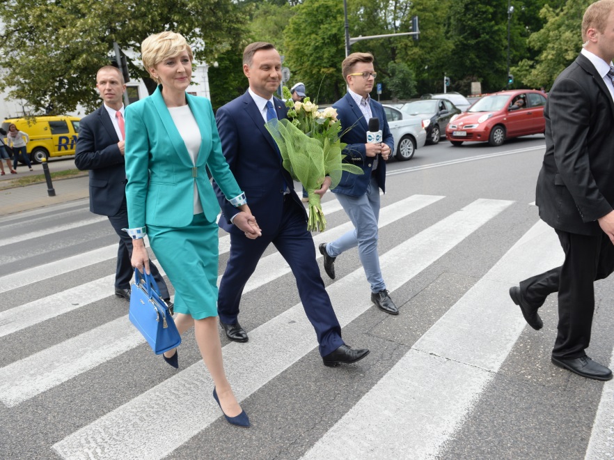 W turkusowej garsonce zestawionej z białą bluzką małżonka prezydenta elekta wyglądała bardzo stylowo. Również dodatki, do stroju były w odcieniach niebieskiego...