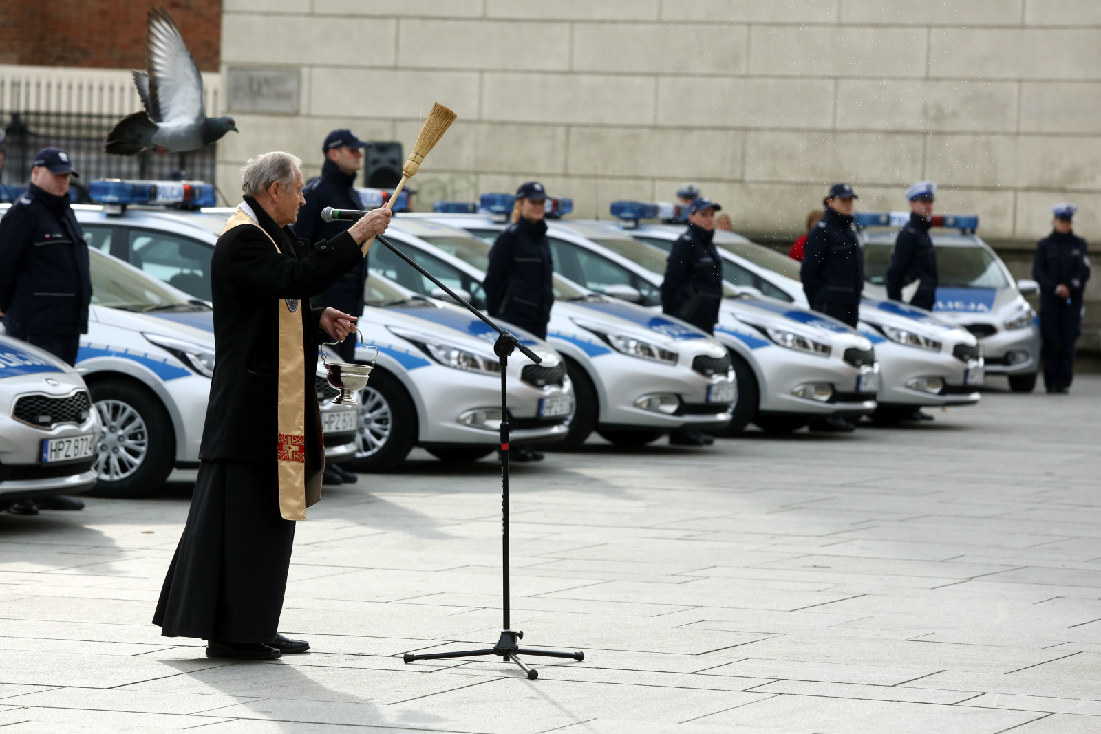 Kapelan KSP ks. Józef Jachimczak święci radiowozy przekazane warszawskim policjantom