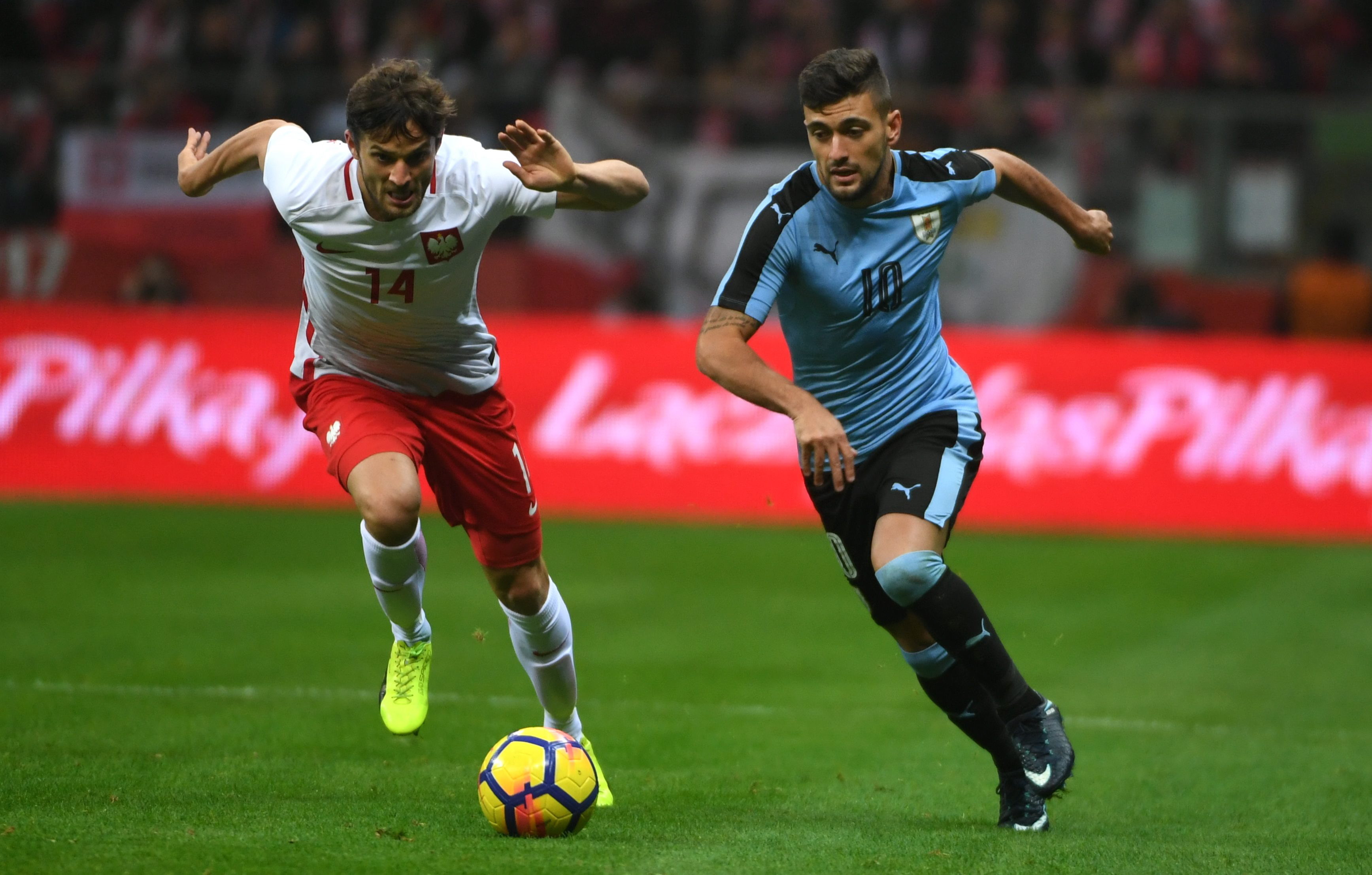 Bartosz Bereszyński (L) i Giorgian De Arrascaeta