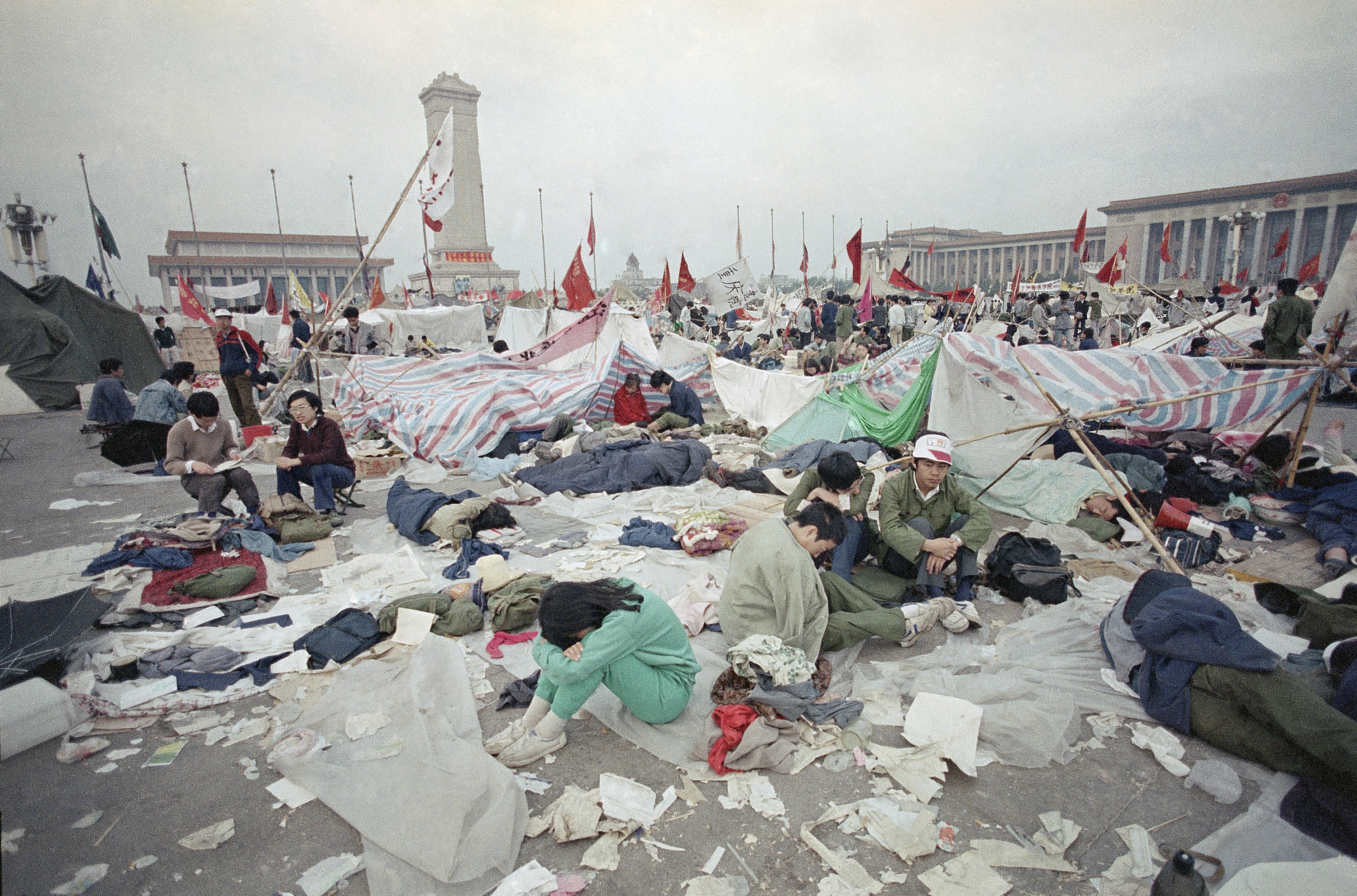 Plac Tiananmen, ostatnie dni maja. Studenci prowadzą protest przeciwko komunistycznym władzom. Za kilka dni wjadą tu czołgi