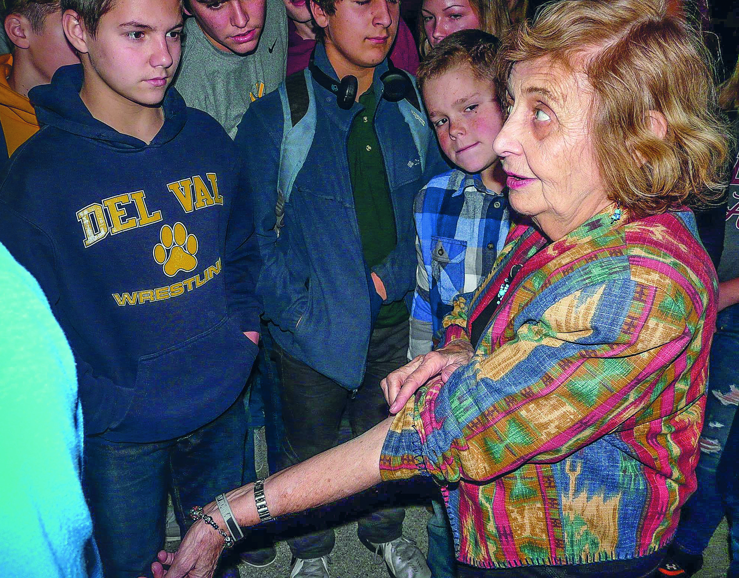 Tova Friedman na spotkaniu ze studentami Delaware Valley Regional High School w New Jersey, 2016 r.