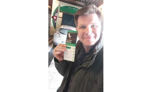 Afera owsiankowa Filip Chajzer znany jest z poczucia humoru i dużego dystansu do siebie. Tym większym zaskoczeniem dla jego fanów był to, jak zachował się wobec kolegów z konkurencyjnej stacji. Reporterzy TV Republika poinformowali media, iż Filip w odruchu złości obrzucił ich samochód owsianką. Dziennikarz próbował obrócić sytuację w żart, tłumacząc się dietą, która