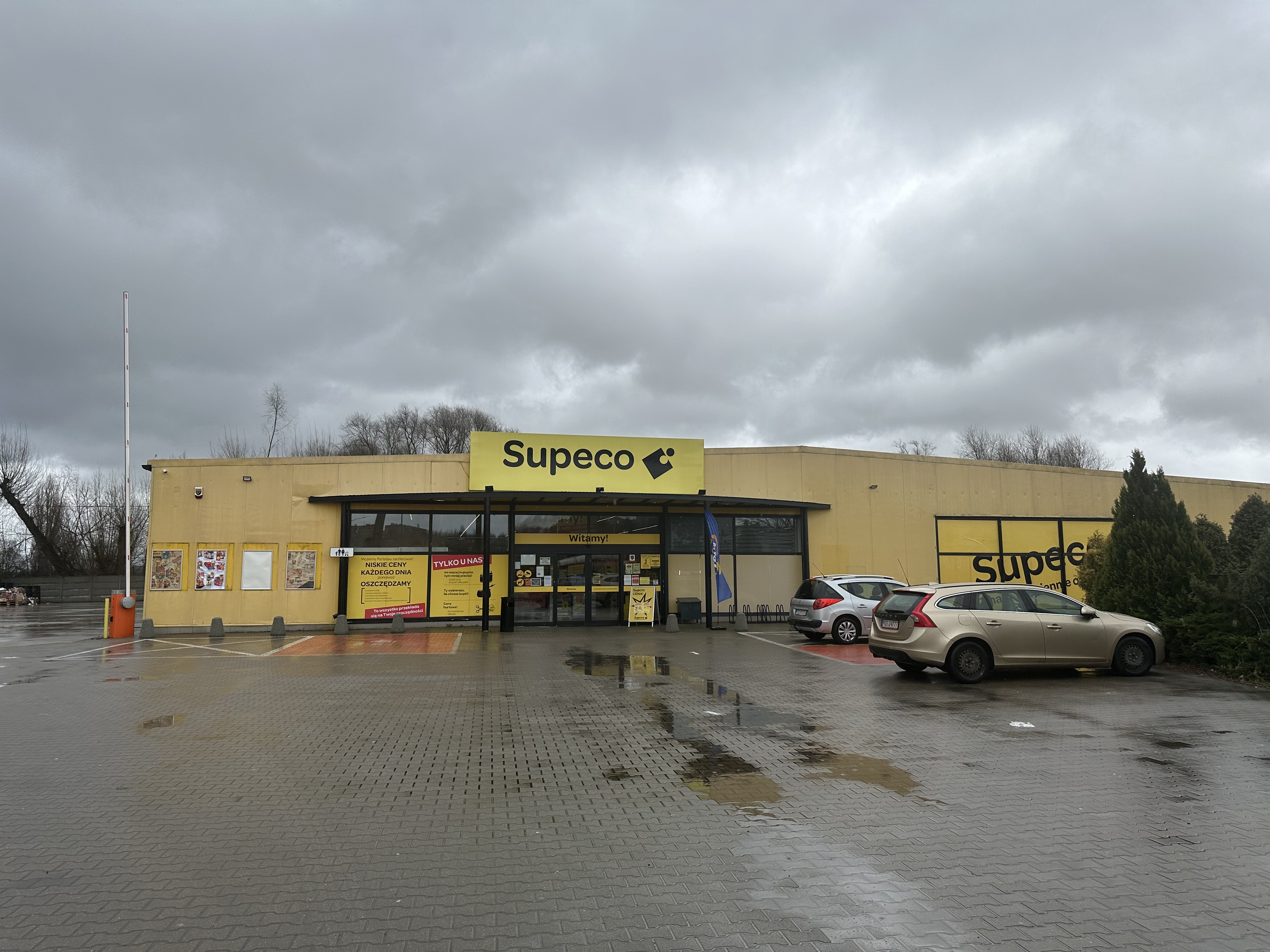 Blaszana hala stoi do dziś – po Dino przez lata działał tam Carrefour, teraz jest Supeco.