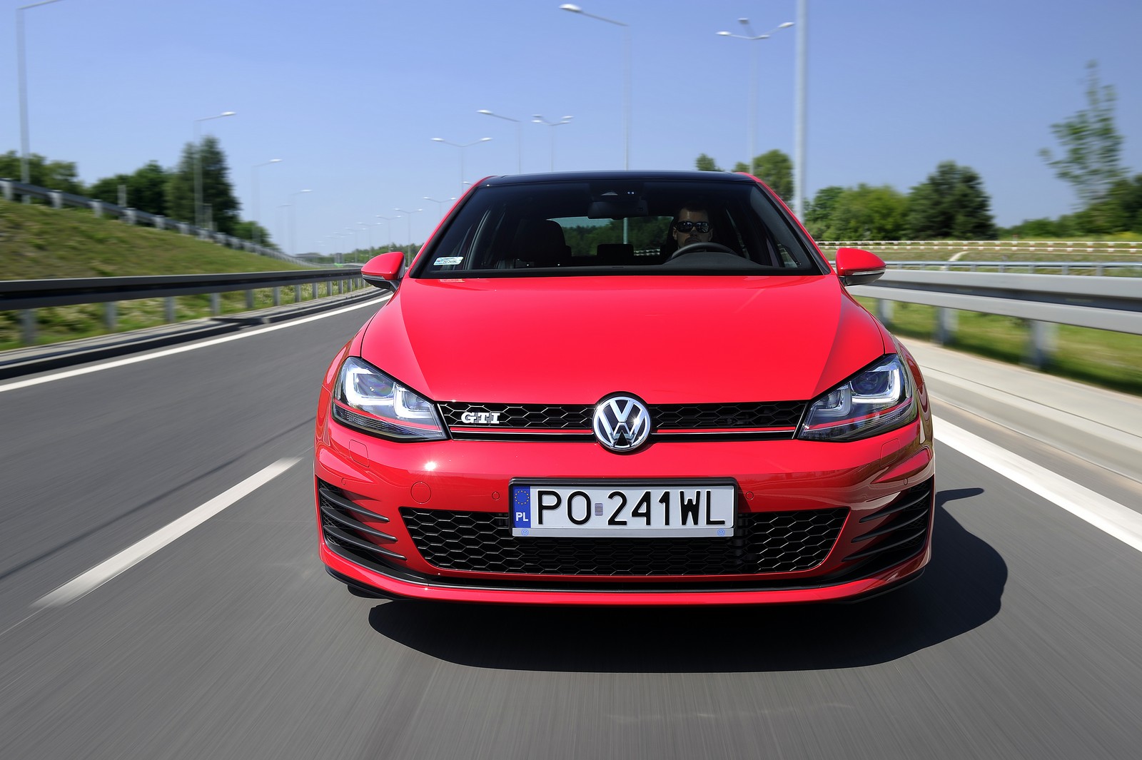 Volkswagen wprowadzając kolejne generacje golfa musi sprawić, żeby nowy model był znacznie lepszy od poprzedniego. Lepszy, czyli bardziej praktyczny, oszczędny i bezpieczny. W przypadku rodziny GTI musi również być bardziej sportowy i dawać więcej frajdy z jazdy. Jak jest z siódmym wcieleniem szybkiego VW?