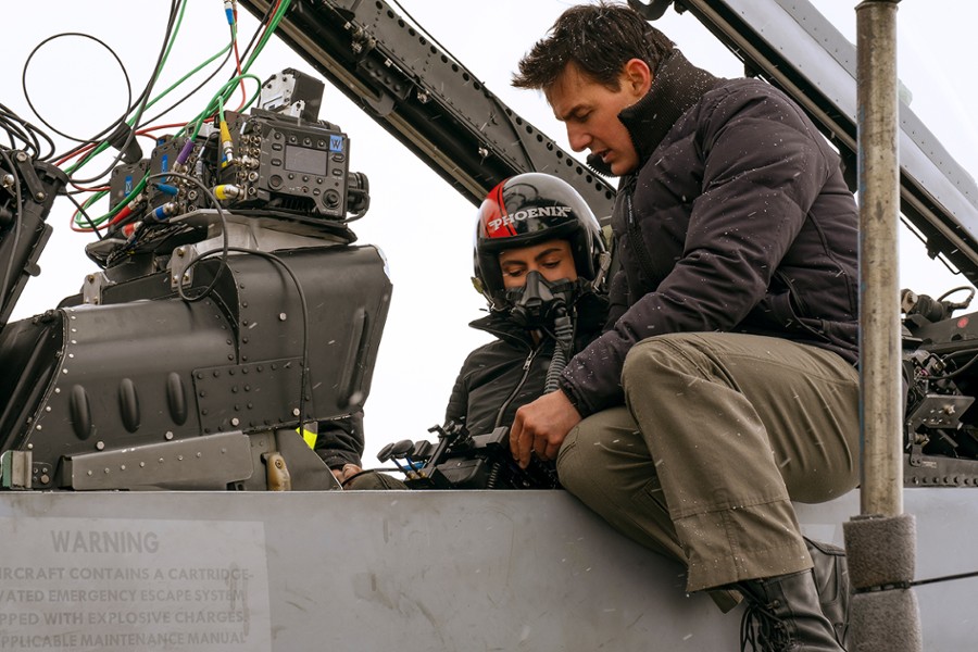 Tom Cruise i Monica Barbaro na planie filmu „Top Gun. Maverick”.