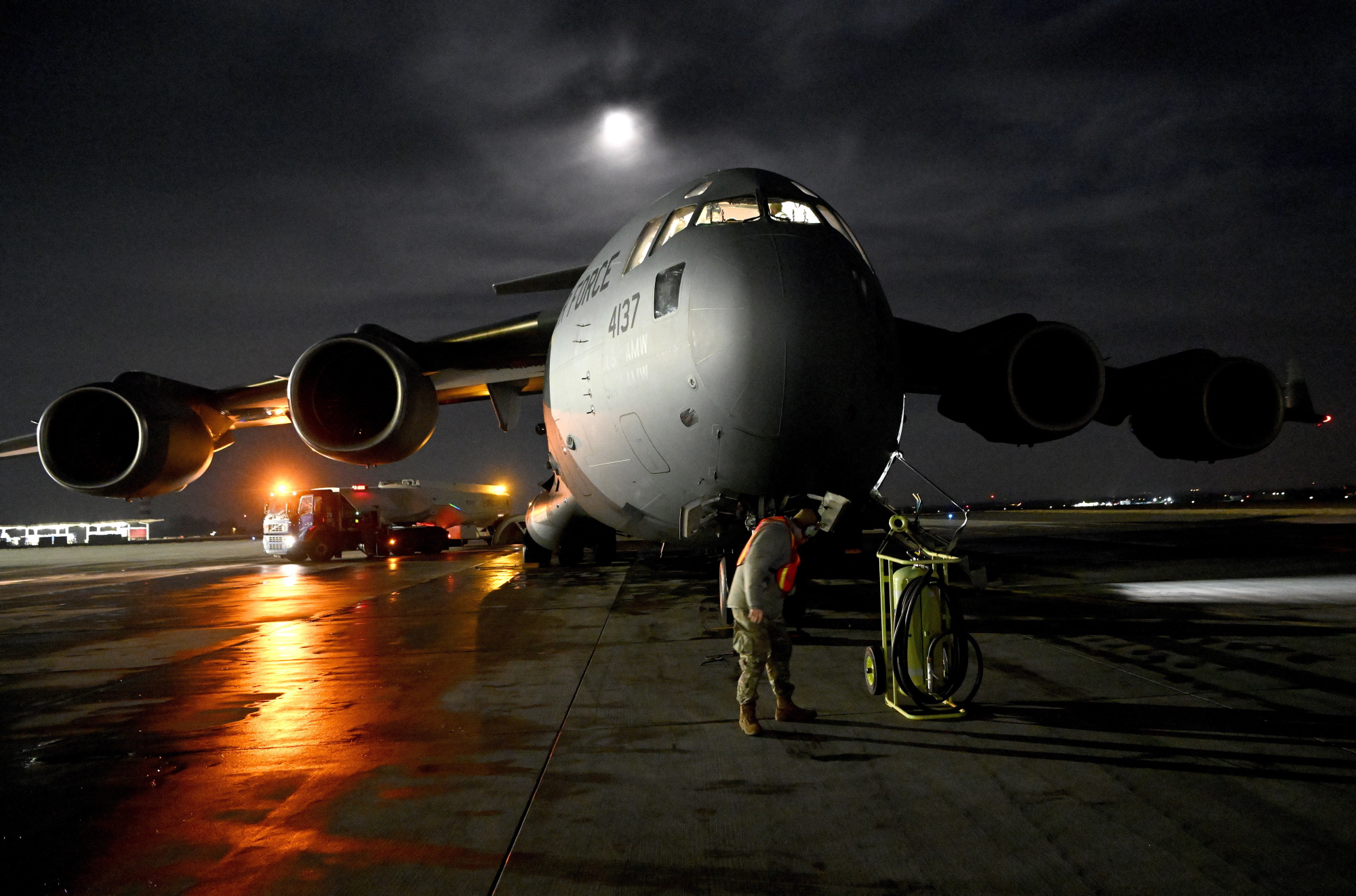Samolot transportowy armii USA Boeing C-17 Globemaster III na lotnisku w podrzeszowskiej Jasionce, 16 lutego 2022 r