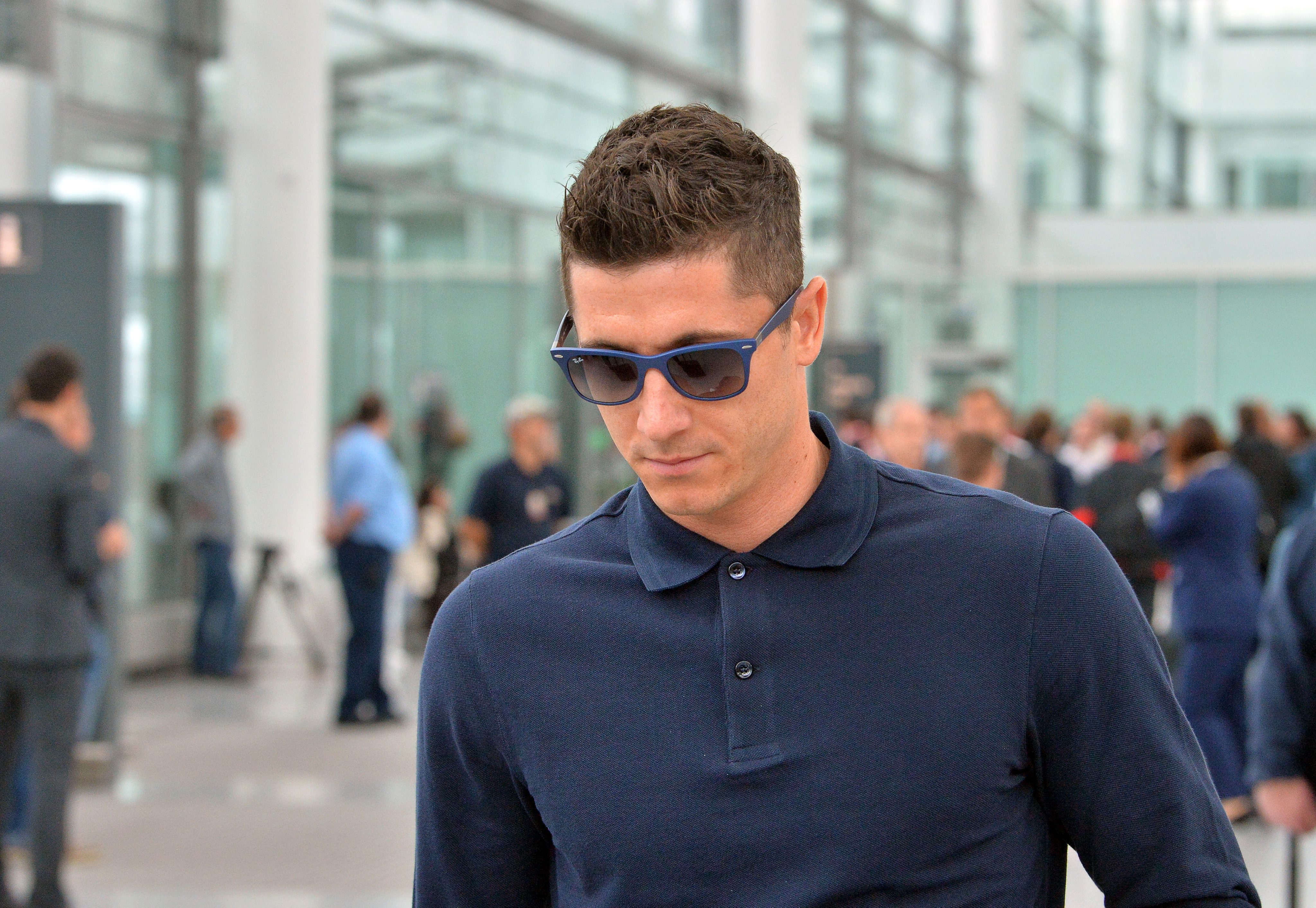 Lewandowski w ciemnych okularach na lotnisku w Barcelonie. Najnowsze zdjęcia polskiego piłkarza