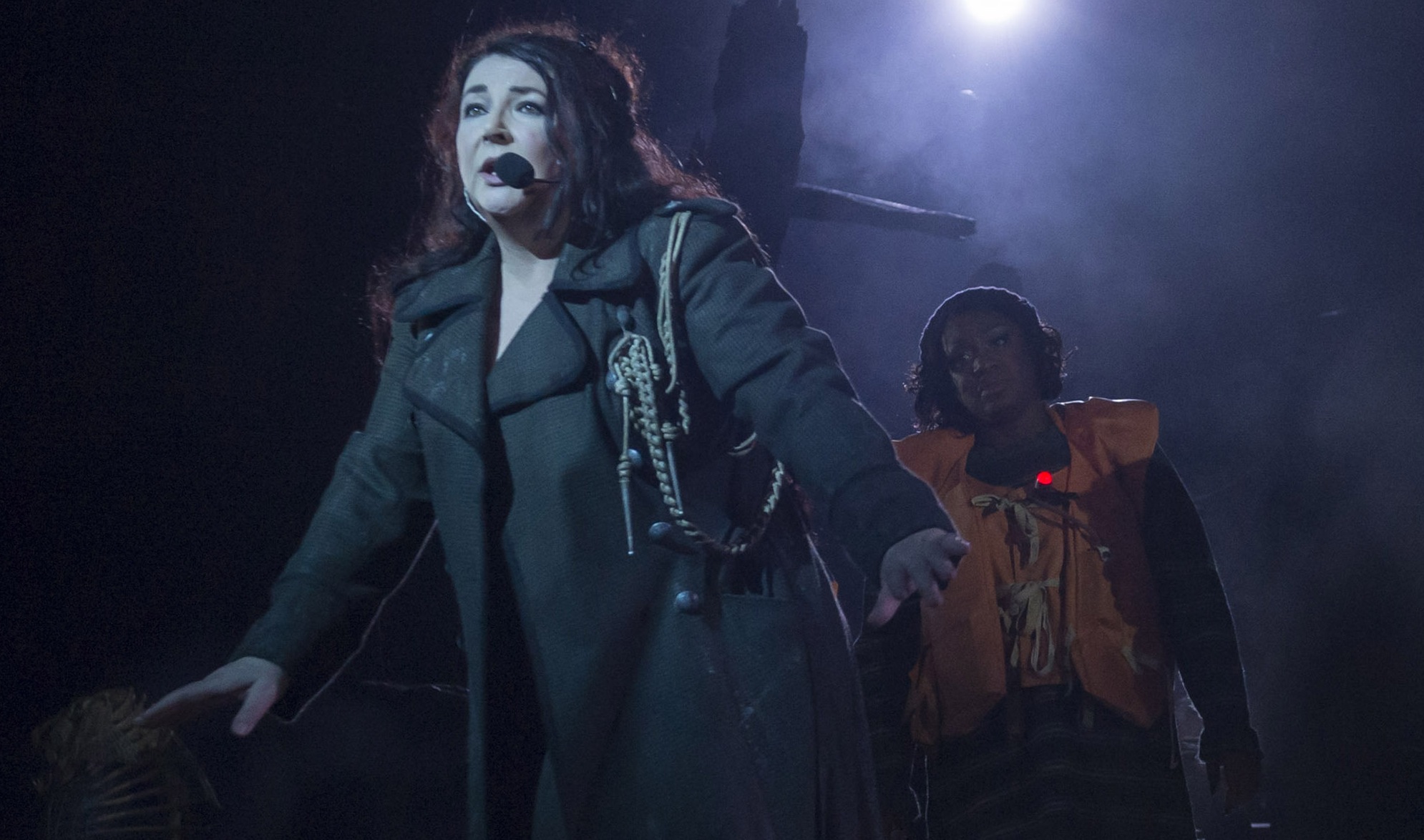 Kate Bush jest także pierwszą na Wyspach artystką, której osiem albumów trafiło jednocześnie do top 40 zestawienia. Wcześniejszy rekord należał do Madonny, której trzy płyty pojawiły się w zestawieniu w 1987 roku