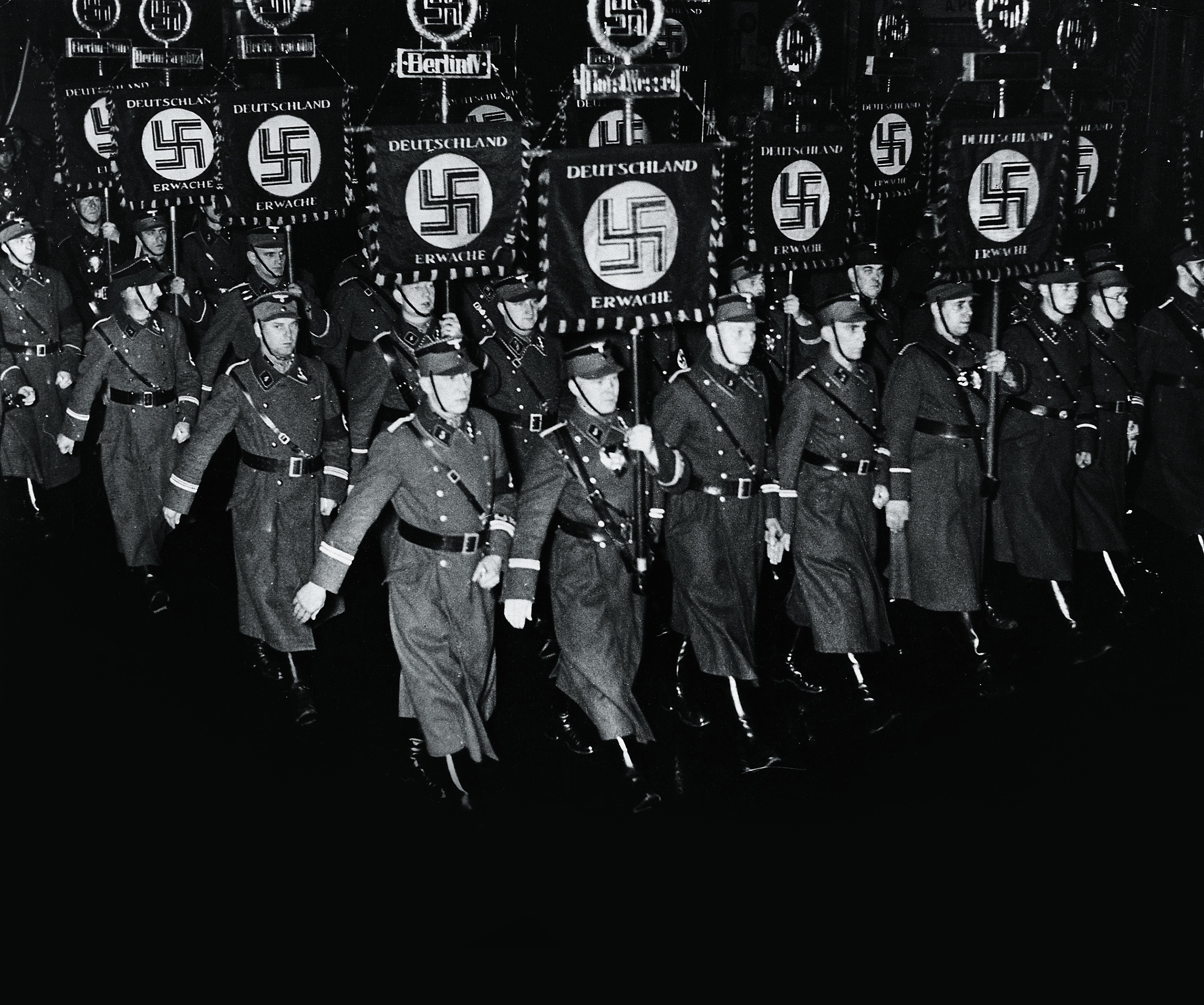 Marsz oddziałów SA przed wiecem nazistów w Pałacu Sportu w Berlinie, 1937 r.