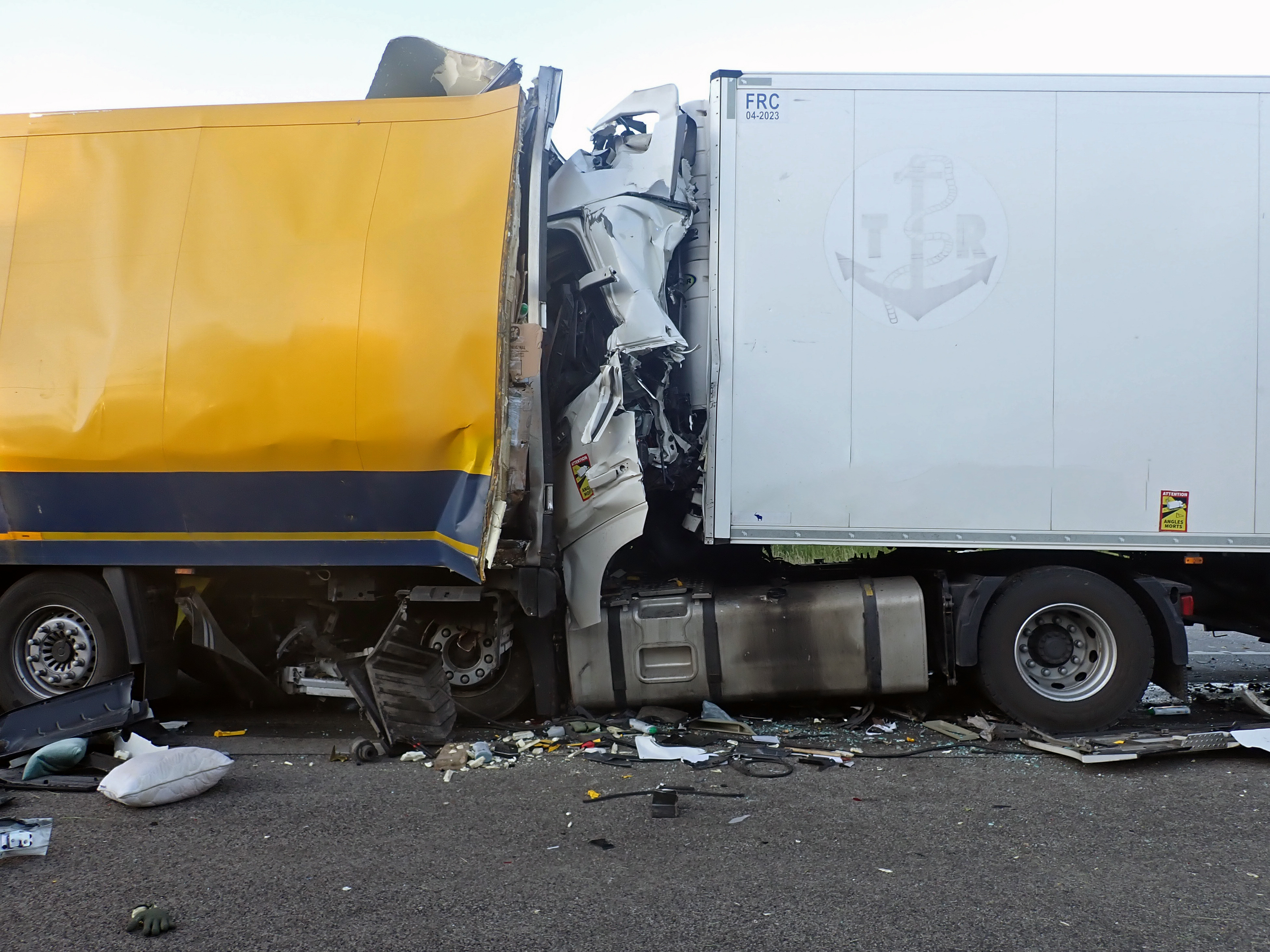 Halálos baleset Győrnél: összeütközött két kamion - fotók - Blikk