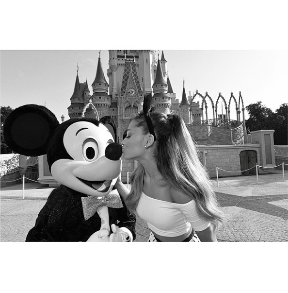Póki co, Ariana Grande wciąż czuje się dzieckiem i 21 urodziny świętowała w Disneylandzie, czym pochwaliła się na Twitterze: – Miałam najlepszą urodzinową wycieczkę
