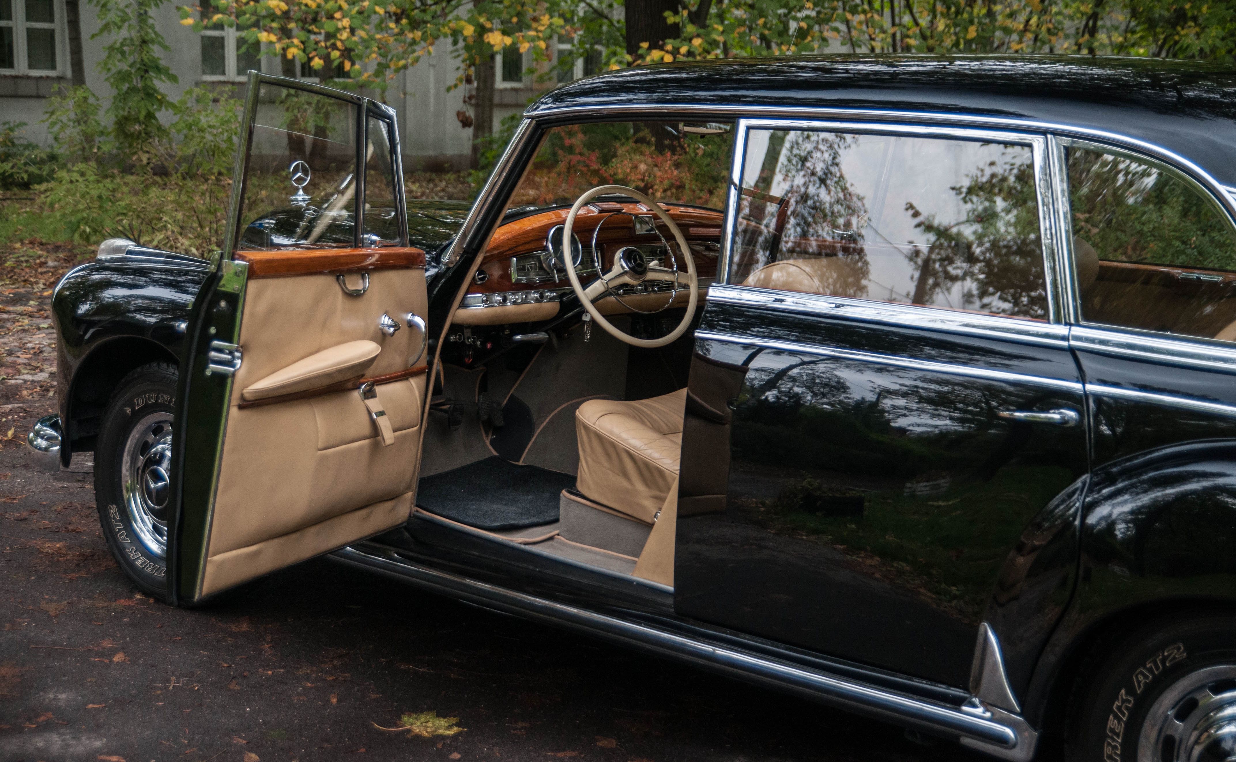 Zanim model 300d został zastąpiony przez Mercedesa W112, wyprodukowano 12 190 egzemplarzy Adenauera. Wśród jego nabywców, prócz niemieckiego kanclerza, znalazły się także takie osobistości jak szach Iranu Reza Pahlavi, król Grecji Paweł I, czy etiopski cesarz Haile Selasie. Model 300 upodobały sobie także liczne gwiazdy show biznesu, np. Ella Fitzgerald czy Gary Cooper.