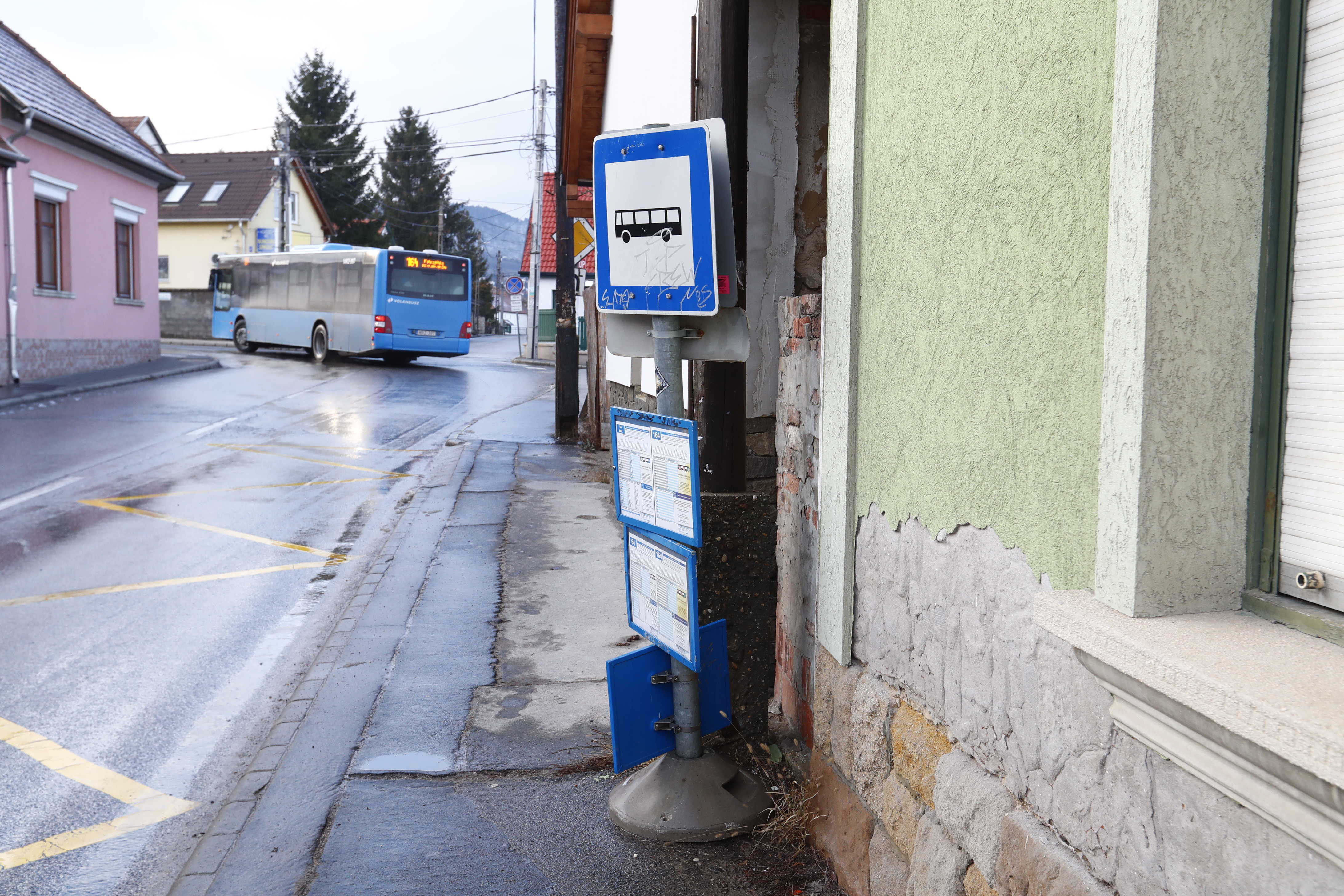 Mindenképp formabontó: igazán bizarr táblával sikerült meglepnie a BKK-nak  a solymáriakat a helyi buszmegállóban - Blikk