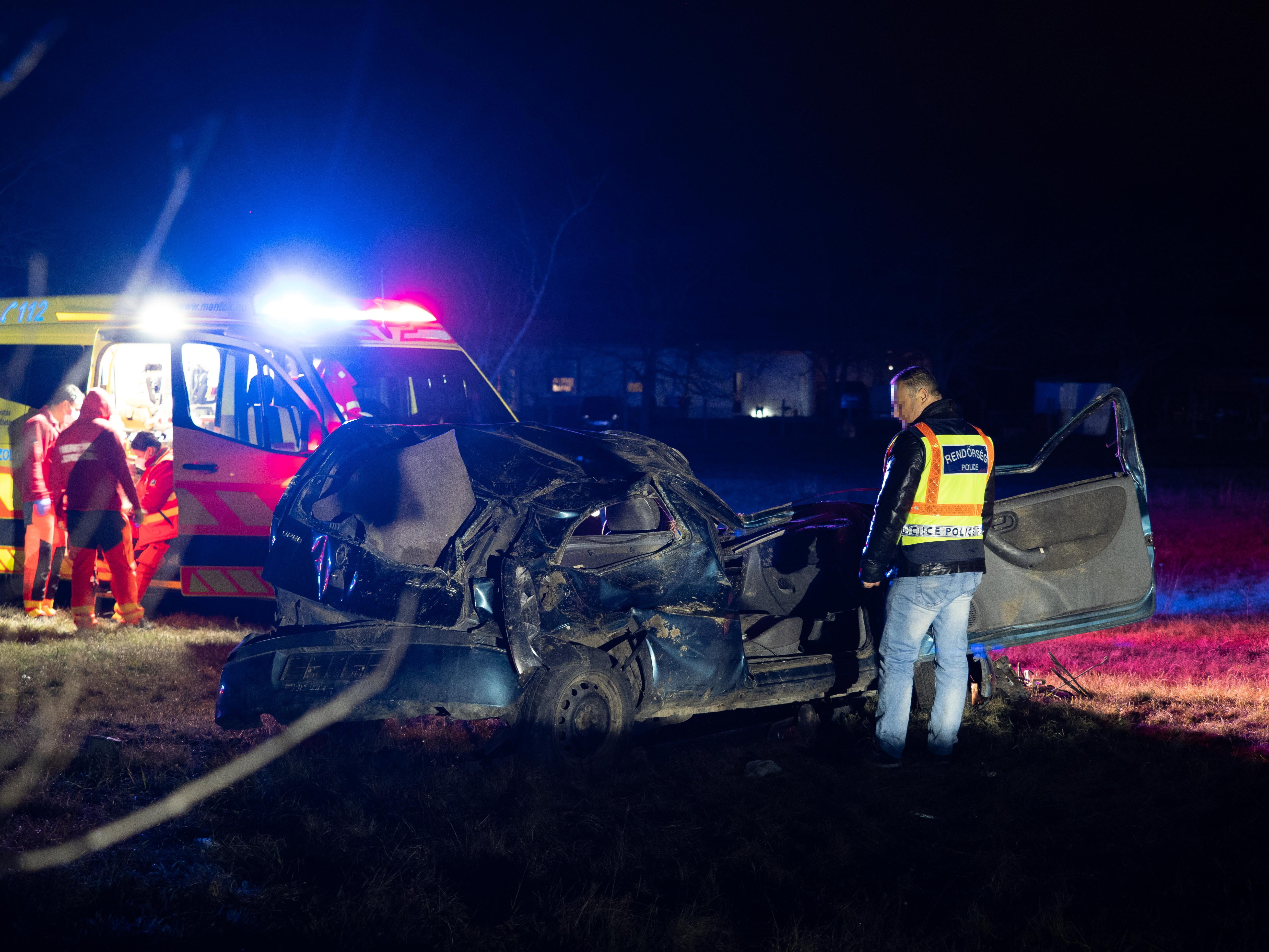 Drámai fotók a Páhinál történt halálos balesetről: megsemmisült a kocsi