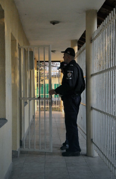 Dva sata intime: Čuvari doprate par, provere ih, zaključaju i odu