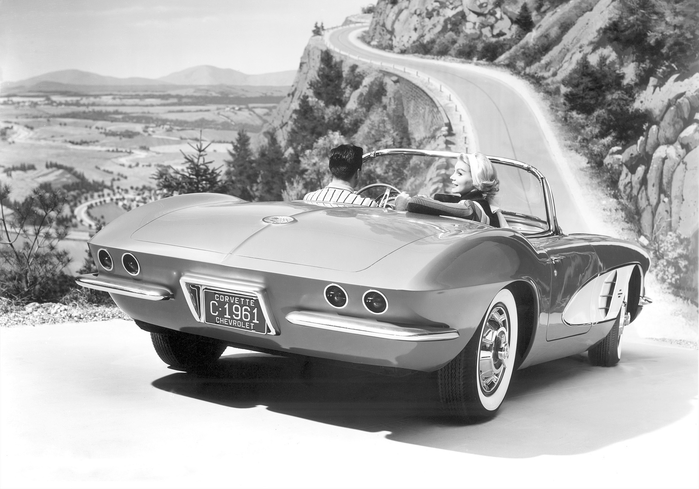 Podwójny kokpit: Kolejnym charakterystycznym elementem stylistycznym chevroleta corvette inspirowanym myśliwcem jest podwójny kokpit otaczający kierowcę i pasażera - zaprezentowany w czasach, w których Amerykanie byli zafascynowani podróżami kosmicznymi.