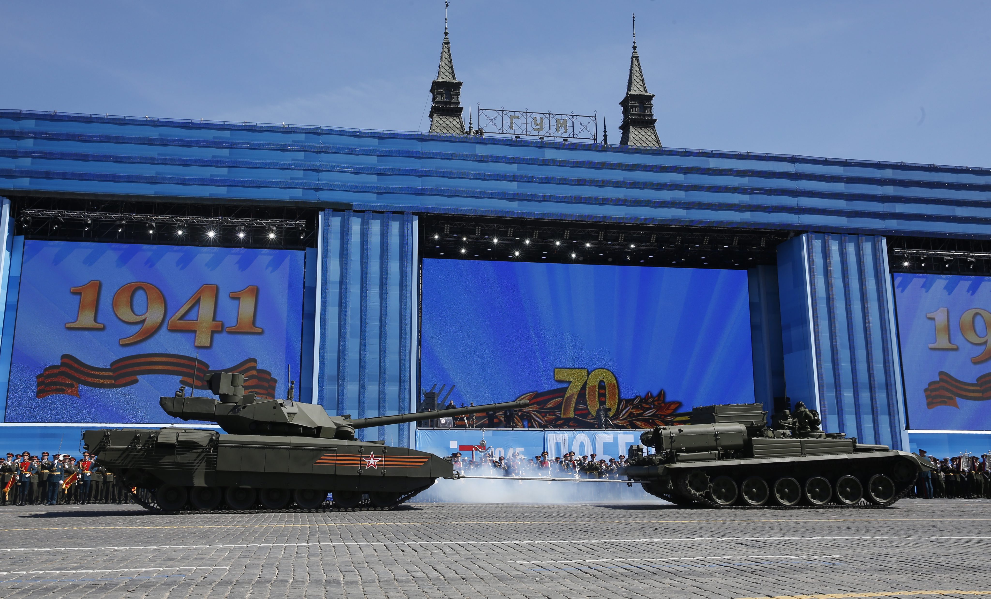Zepsuty rosyjski czołg T-14 Armata holowany podczas generalnej próby parady z okazji Dnia Zwycięstwa na placu Czerwonym w Moskwie. 7 maja 2015 r.