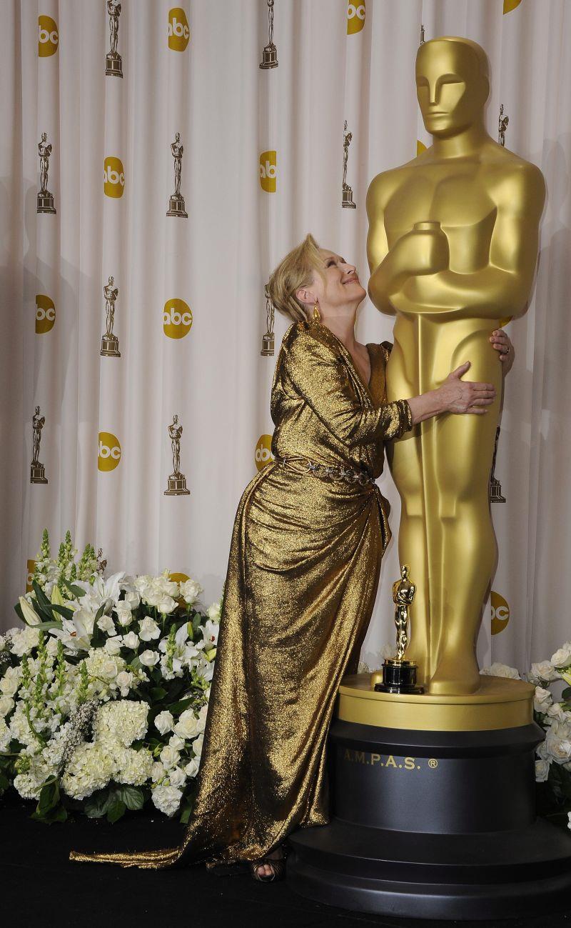Meryl Streep przytula statietkę Oscara