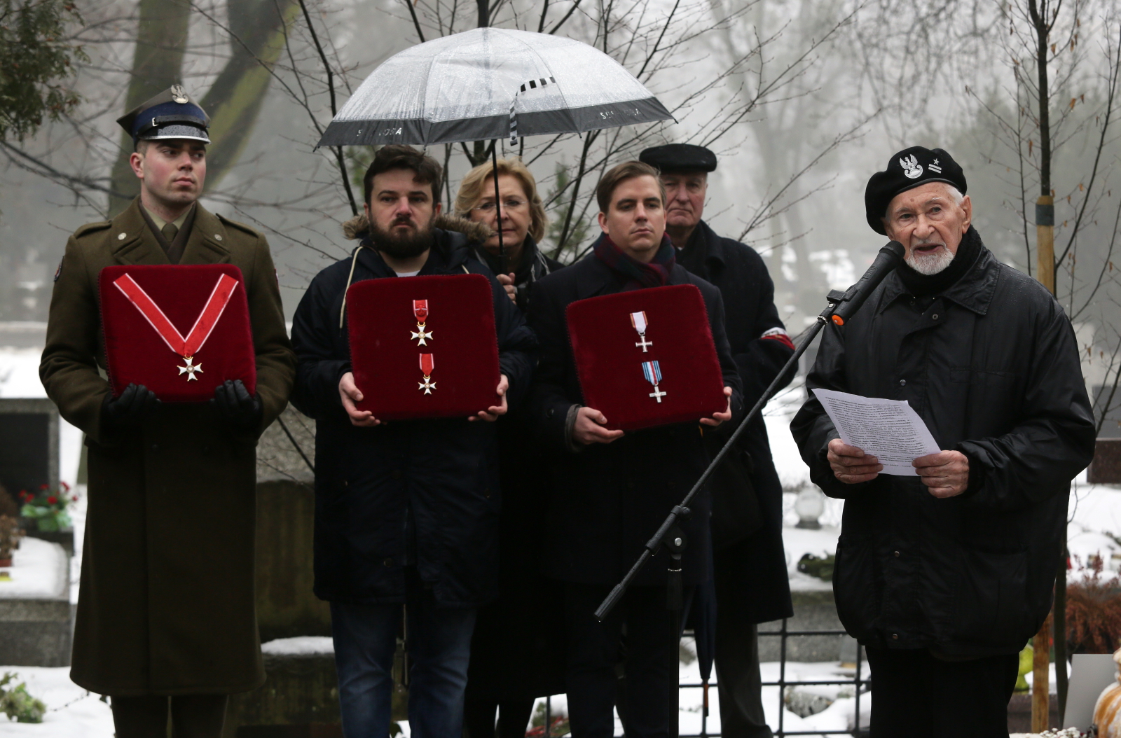 W uroczystościach pogrzebowych Marii Dmochowskiej uczestniczyli jej najbliżsi krewni i przyjaciele, w tym siostrzeniec zmarłej Andrzej Celiński - działacz opozycji demokratycznej w PRL, członek Komitetu Obrony Robotników, były senator, poseł. Obecni byli również weterani Armii Krajowej, działacze opozycji demokratycznej w PRL, dawni i obecni politycy, a także liczni historycy i pracownicy Instytutu Pamięci Narodowej.