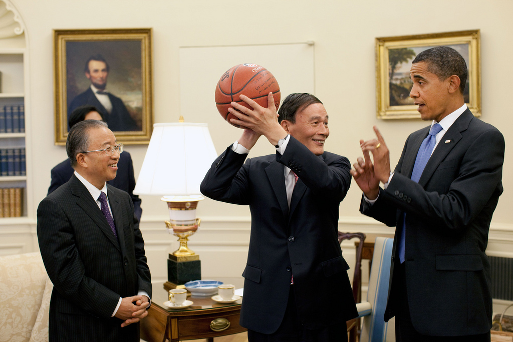 28 lipca 2009 roku, Gabinet Owalny. Obama w czasie spotkania z wicepremierem Chin. Wang Qishan otrzymał od amerykańskiego prezydenta piłkę do koszykówki