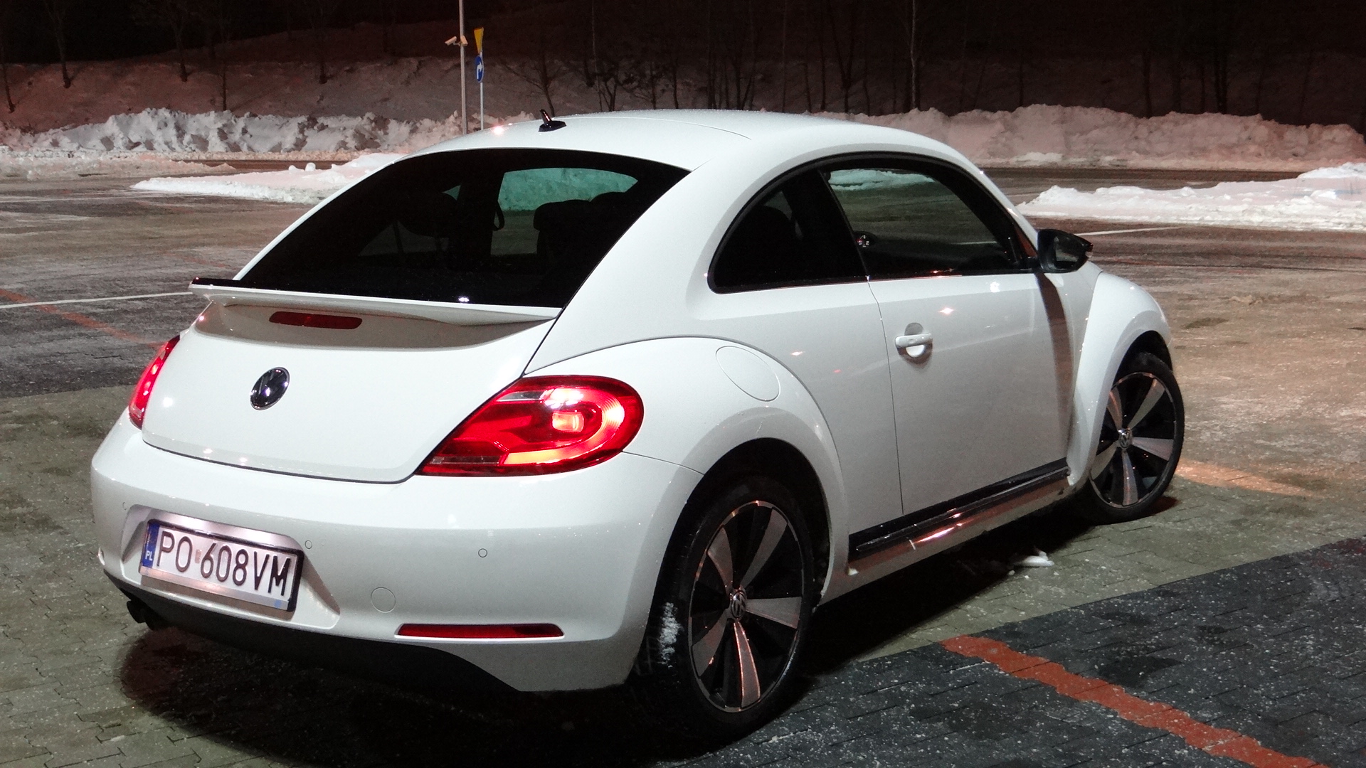 Ceny nowego Volkswagena Beetle startują od niecałych 63 tysięcy złotych. Za tę kwotę dostajemy auto z benzynowym 1,2 TSI o mocy 105 KM. Testowany egzemplarz jest dokładnie z drugiej strony cennika...