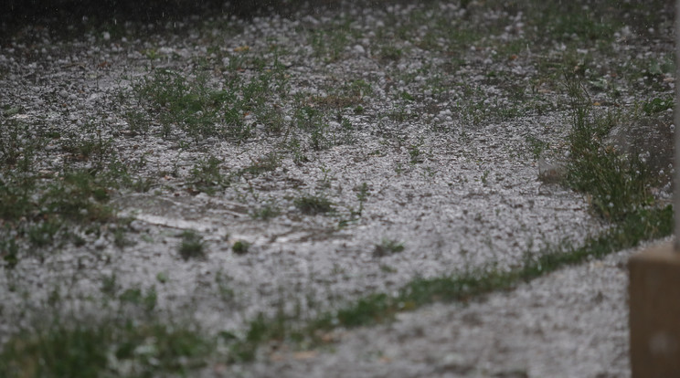 Jégeső zúdult Budapest egy részére és környékére, a semmiből jött az iszonyú vihar – fotók