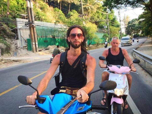 Varga Viktor megrendítő vallomása az édesapjáról: "Csak azt eszi, amit az út szélén talál, még friss dögöket" – videó