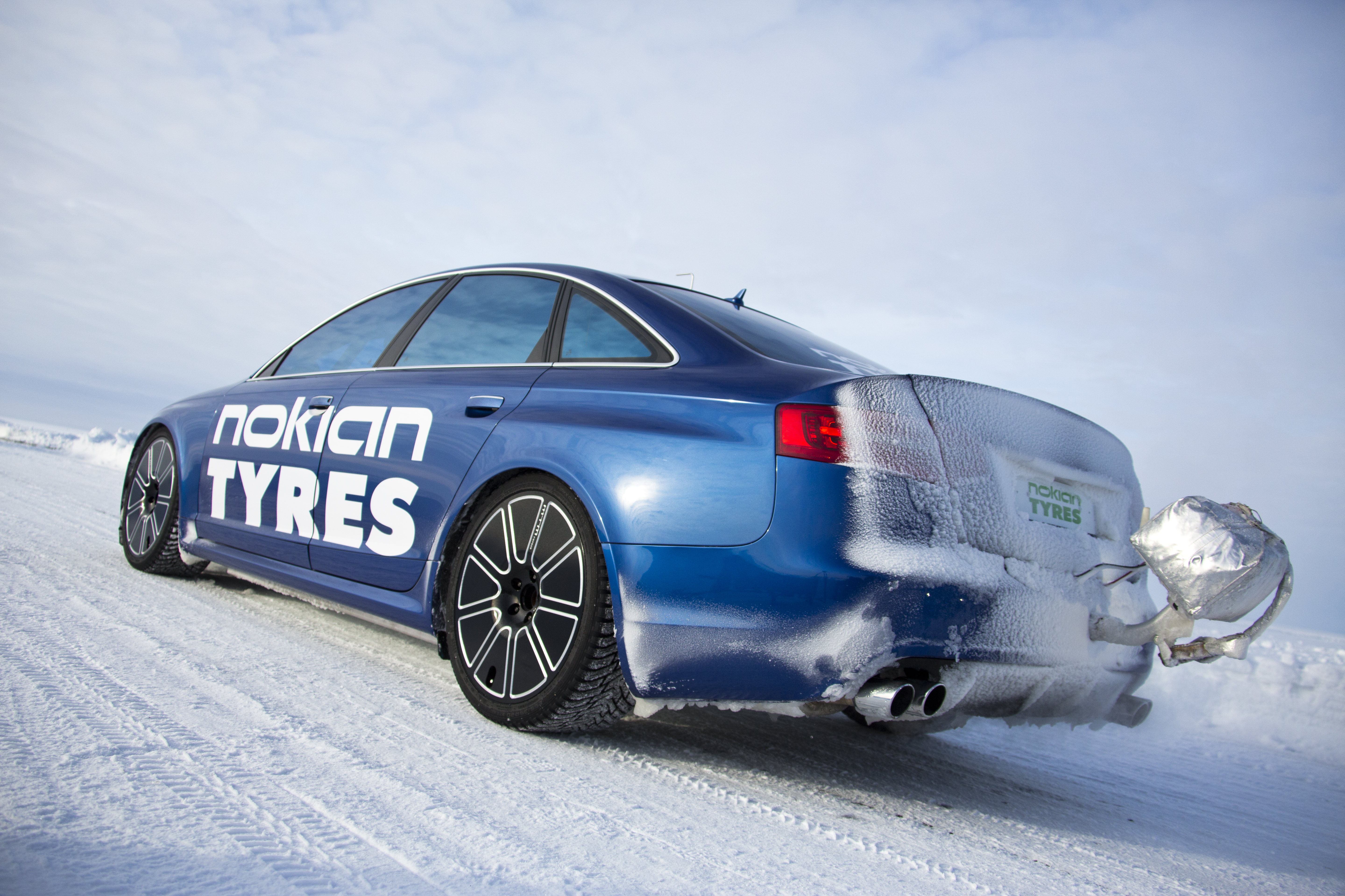Podczas próby bicia rekordu audi RS6 poprzedniej generacji z silnikiem V10 o mocy 580 KM z napędem na cztery koła quattro wykonało dwa przejazdy na trasie o długości jednego kilometra. Efekt?