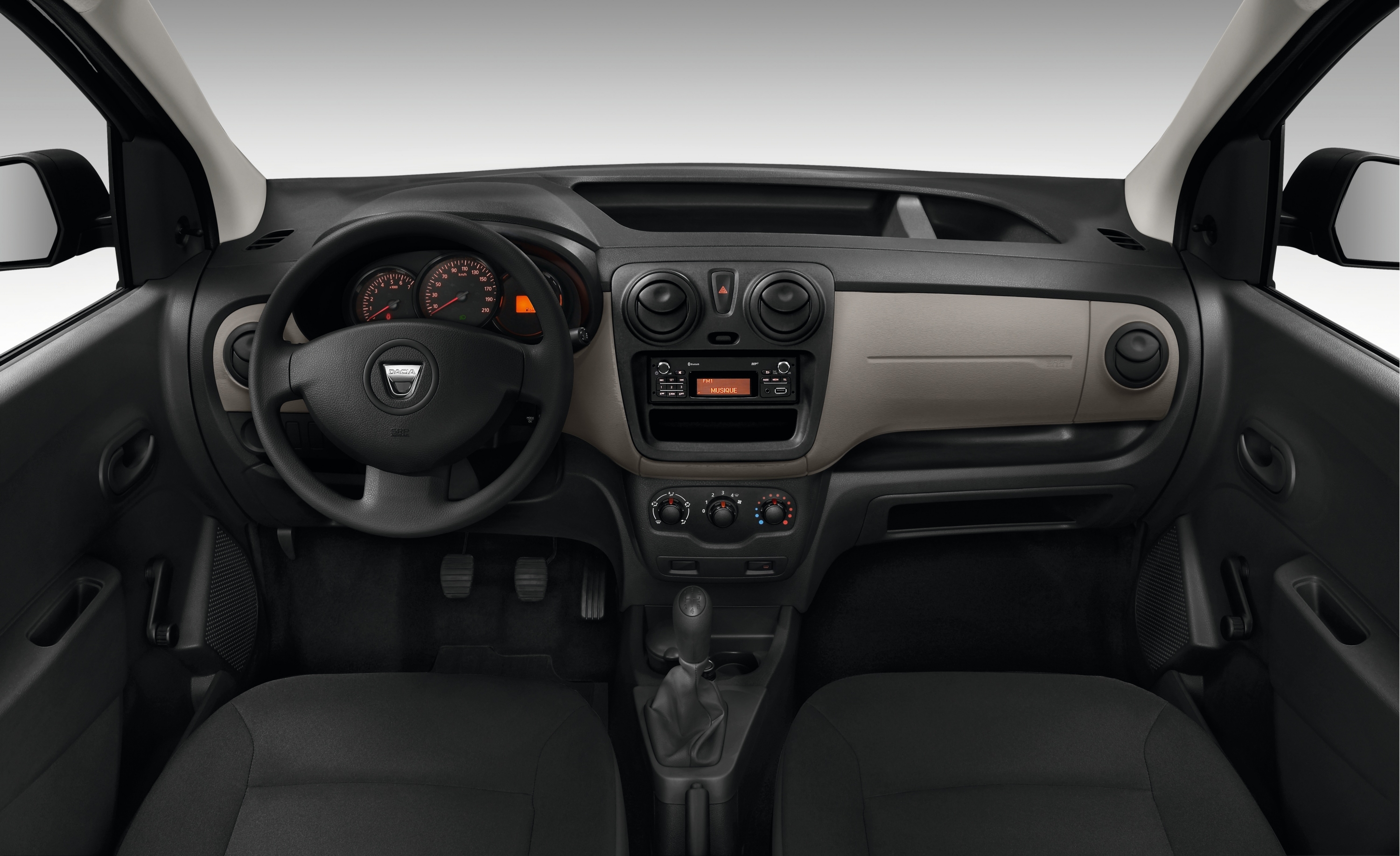 Dacia dokker van jest w standardzie wyposażona w przesuwne drzwi boczne. Drugie drzwi są dostępne w opcji. Dwuskrzydłowe, asymetryczne drzwi tylne otwierają się pod kątem 90 stopni. Specjalną blokada uniemożliwia zatrzaśnięcie drzwi przez podmuch wiatru. Blokadę można zwolnić klamką umieszczonej na wewnętrznej stronie drzwi i otworzyć je pod kątem 180 stopni