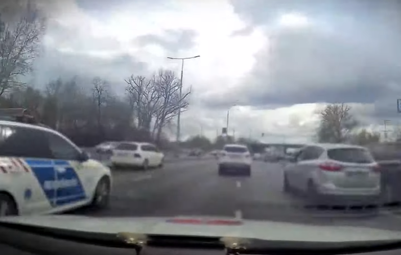 Filmbe illő hőstettet hajtottak végre a szentendrei rendőrök: videón, ahogy biztonságban a szülőszobára kísértek egy bajbajutott kismamát