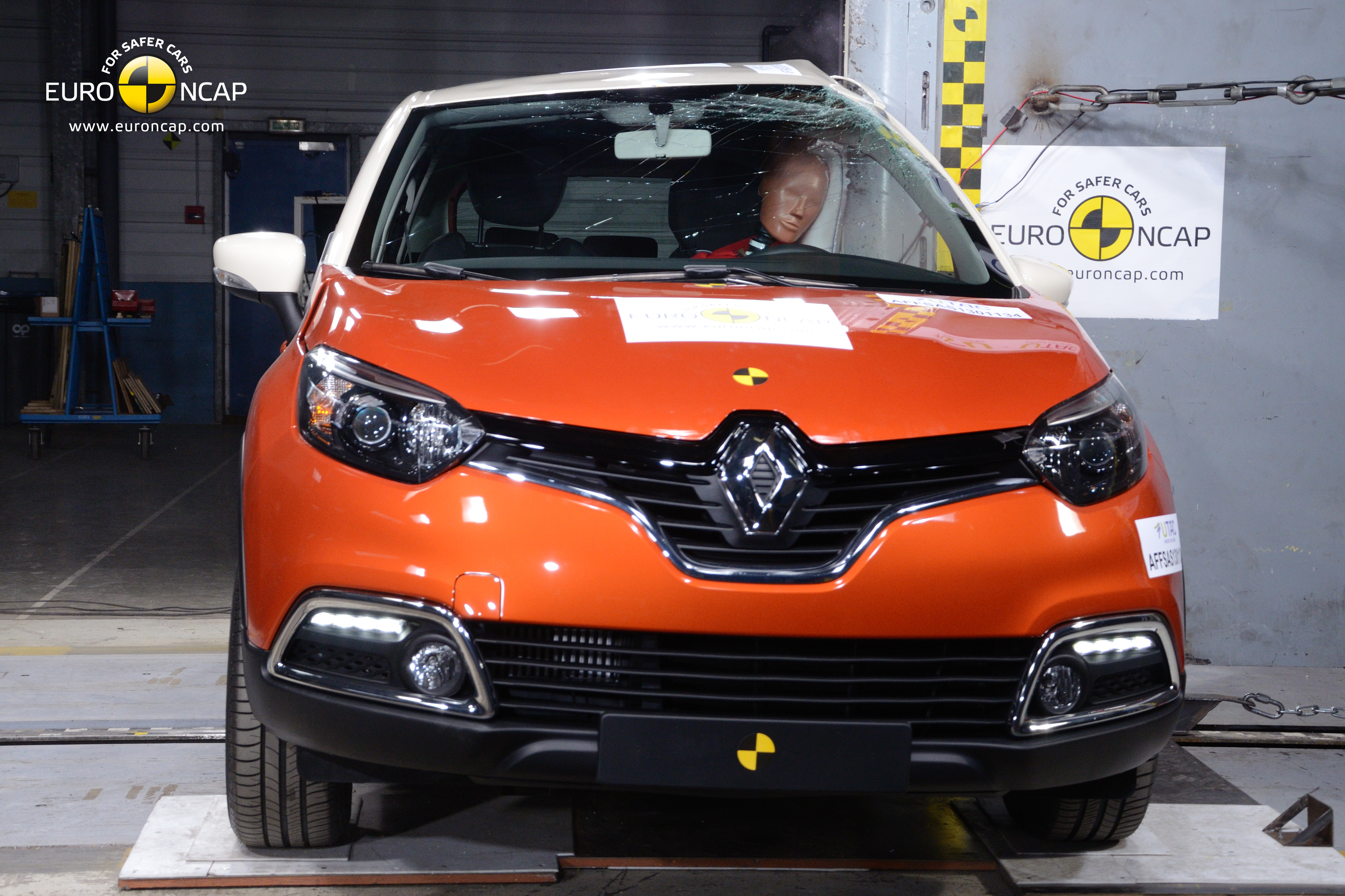 Renault captur, rywal chevroleta trax, także uzyskał 5 gwiazdek w testach bezpieczeństwa biernego, przeprowadzonych przez Euro NCAP. Captur z łączną oceną na poziomie 80,5 proc. stał się piętnastym modelem w gamie francuskiej marki, który uzyskał maksymalną pięciogwiazdkową notę w testach zderzeniowych.