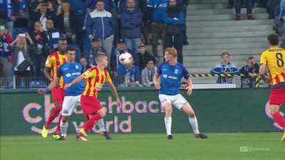 Lech - Korona (0:0): Żubrowski pomagał sobie ręką? Arbiter jednak nie przerwał gry
