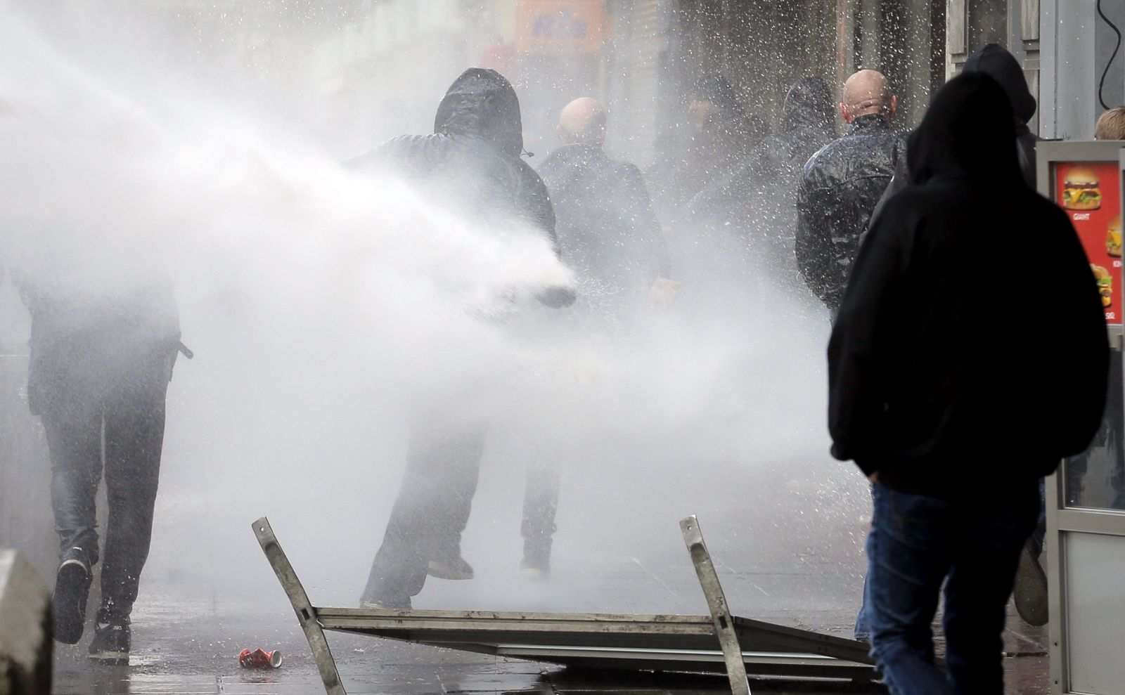 BBC podaje, że policja interweniowała, gdyż niektórzy demonstranci zaczepiali muzułmanki w tłumie i wykonywali hitlerowskie pozdrowienia. Agencja AFP pisze, że ubrani na czarno nacjonaliści wykrzykiwali: <B><I>