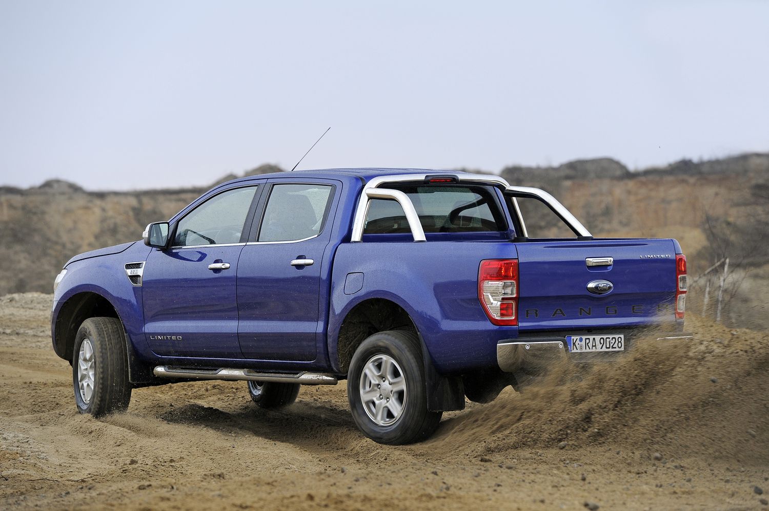 Wybrane wersje nowego Forda Ranger zostały wyposażone w elektroniczny układ stabilizacji toru jazdy (ESP) obejmujący zaawansowane czujniki, które nieustannie monitorują zachowanie pojazdu i porównują zgromadzone dane z torem jazdy obranym przez kierowcę