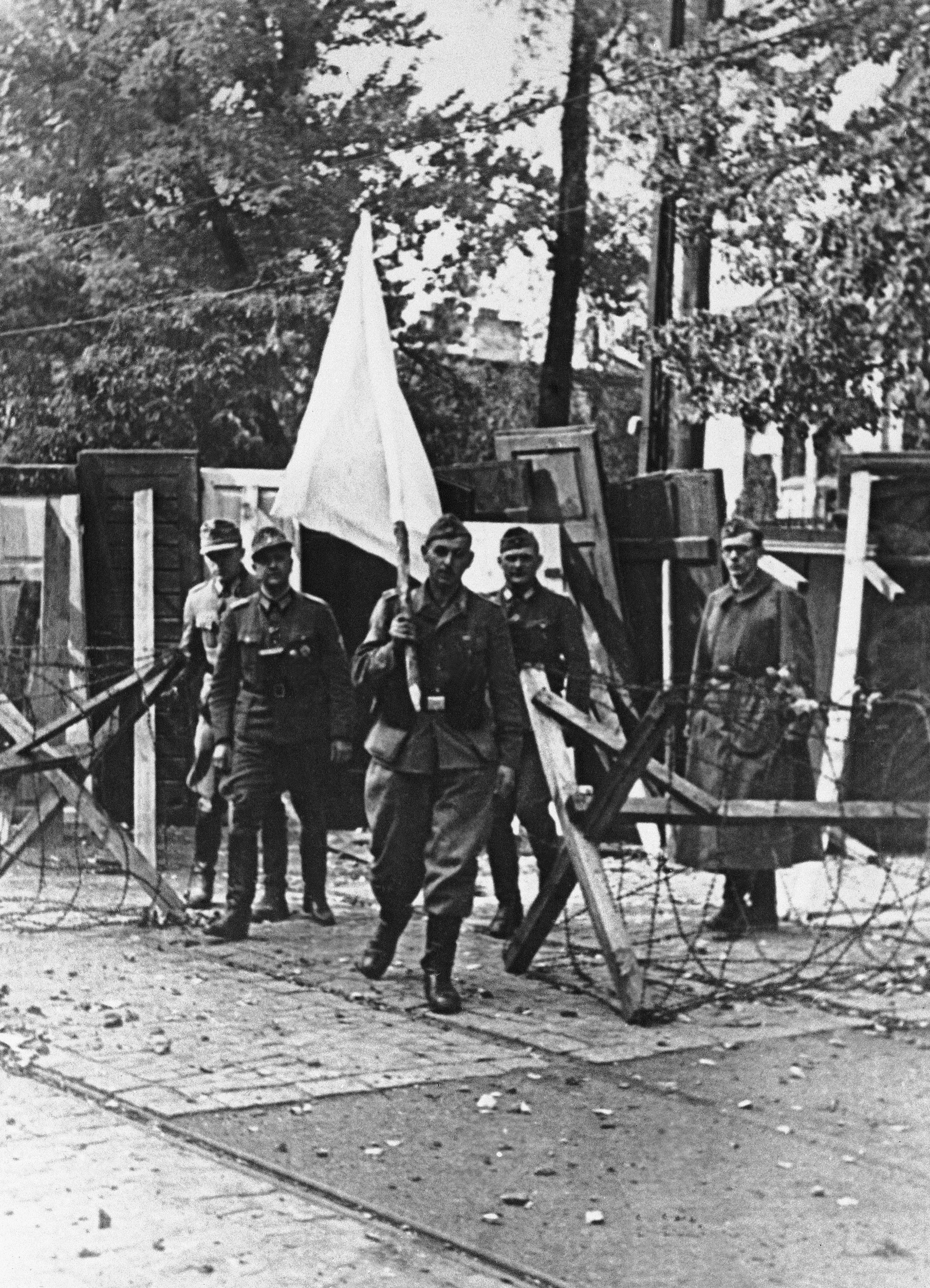 Delegacja niemiecka z białą flagą udaje się na rozmowy z dowódcami Powstania Warszawskiego