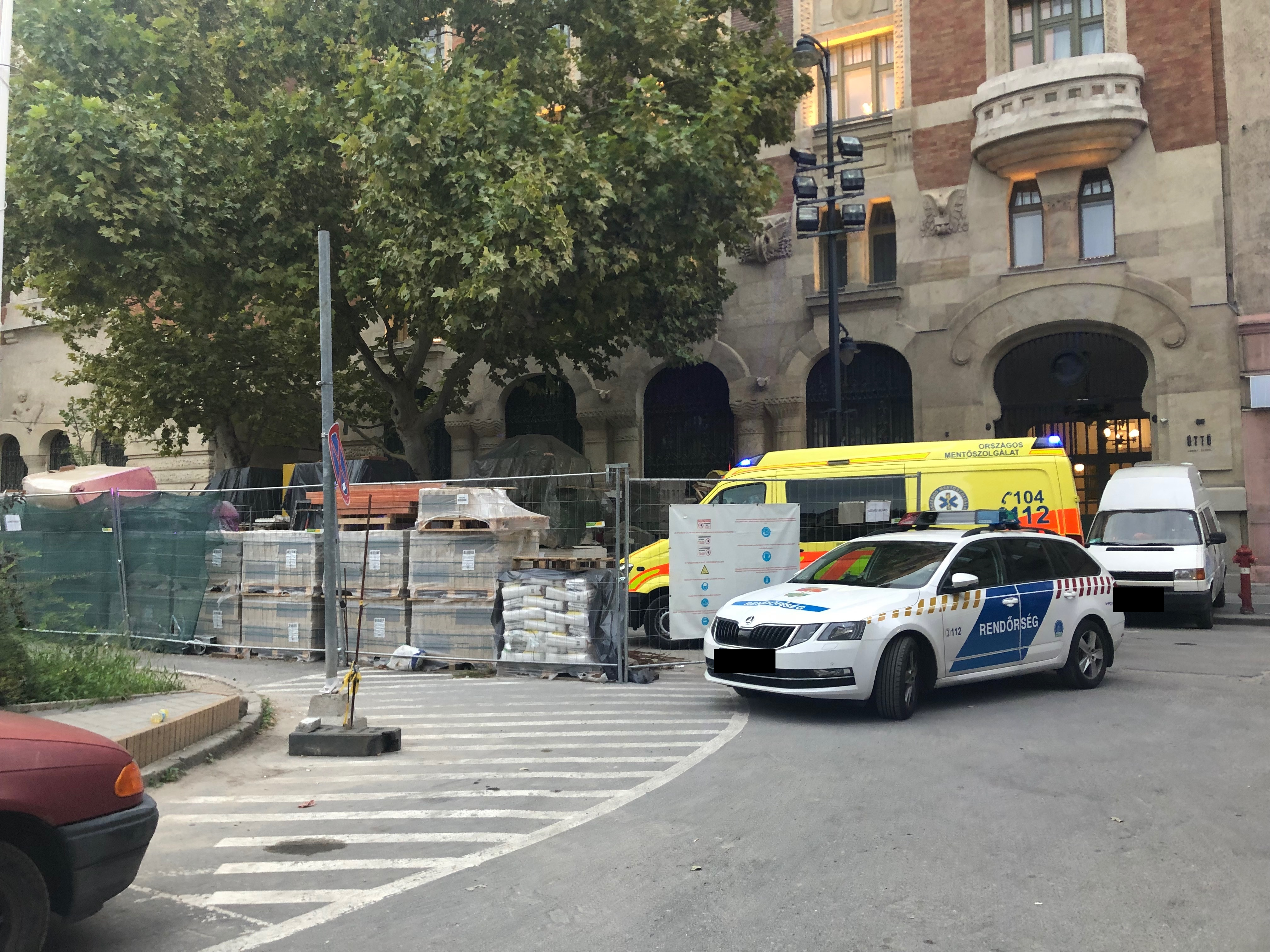 Szörnyű baleset a Horváth Mihály térnél - építkezésen zuhant a mélybe egy  munkás - fotók - Blikk