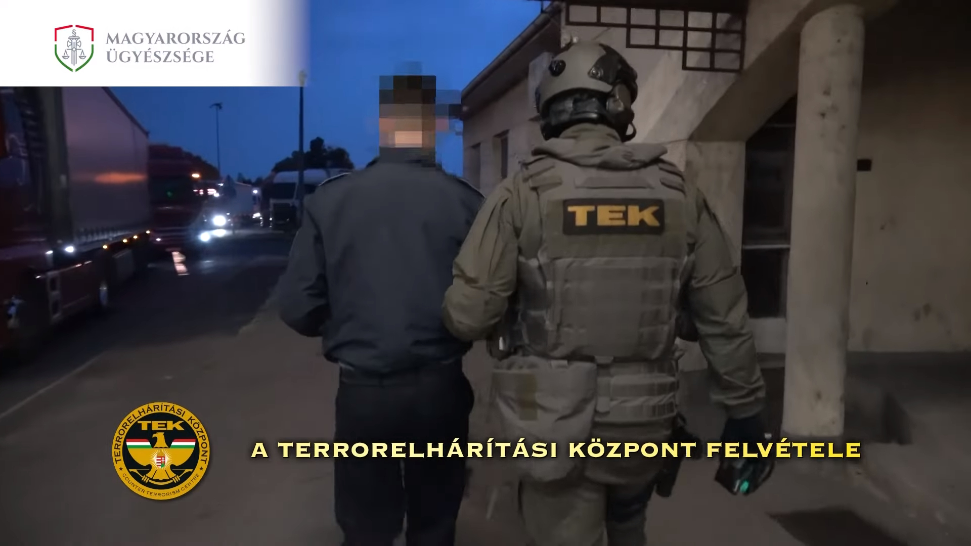 A keleti határra vonult a TEK, két rendőrt bilincsbe verve elvittek – videó