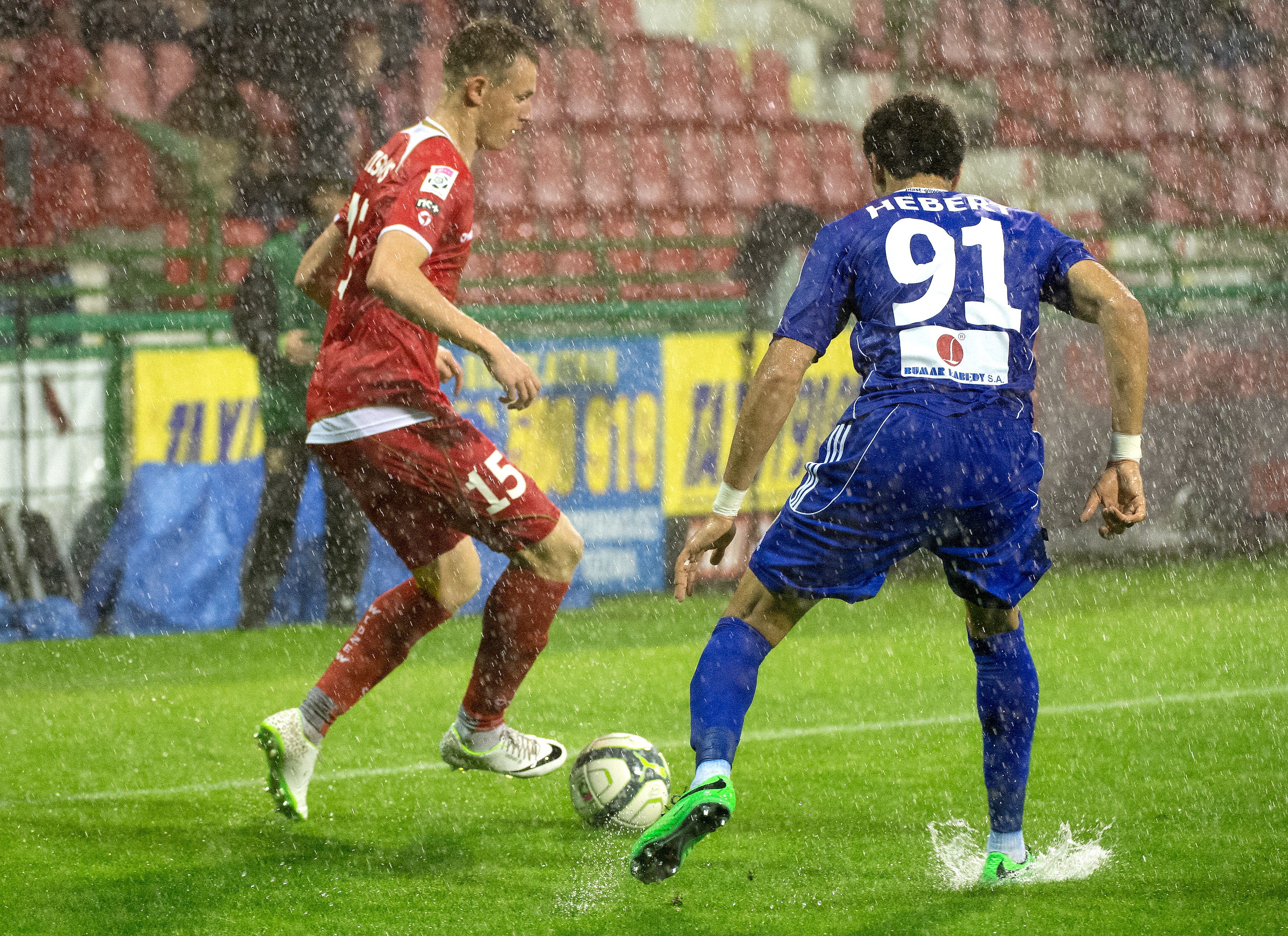 Basen na boisku. Mecz Widzew - Piast przerwany