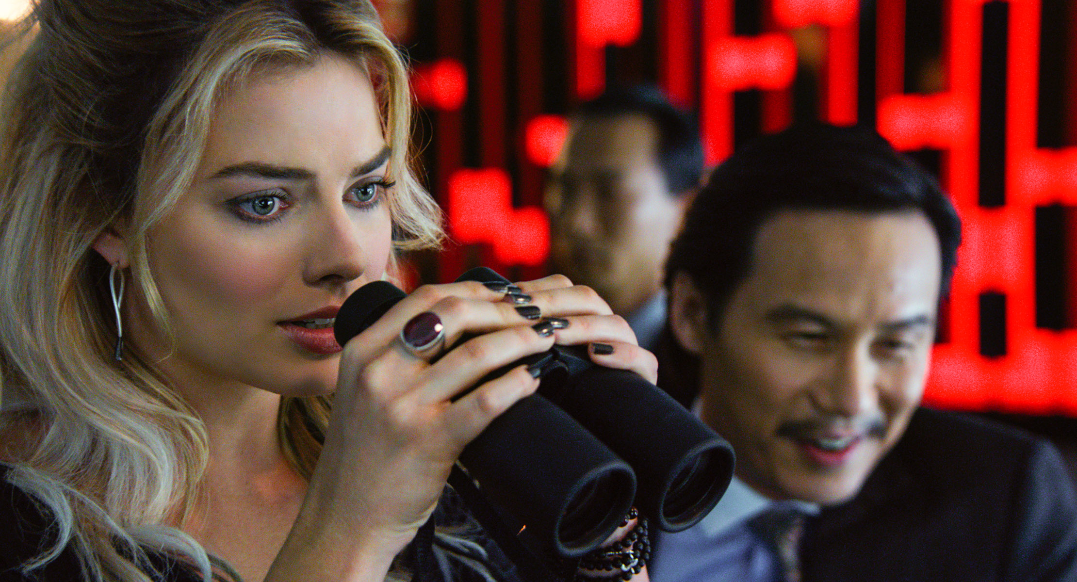 Margot Robbie i BD Wong w filmie