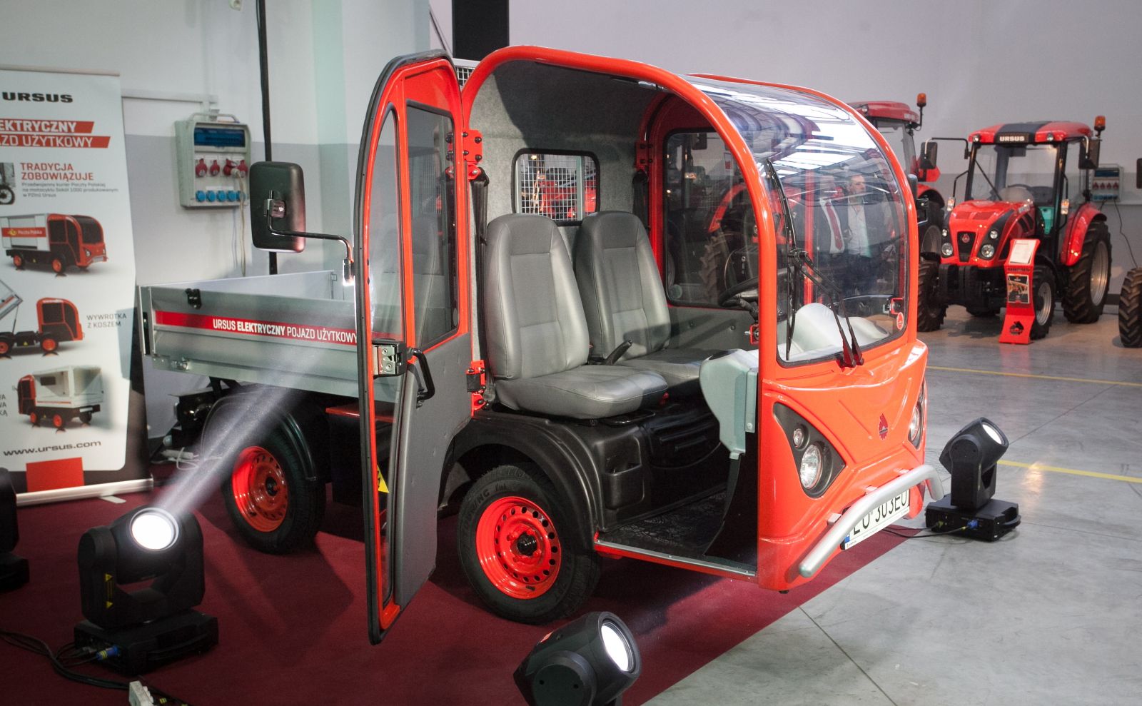 - Cały czas badamy rynek samochodowy. Każdy projekt związany z elektromobilnością jest dla nas ciekawy. Samochód osobowy też bierzemy pod uwagę. Uważnie przyglądamy się temu, co robi amerykańska Tesla - powiedział nam Karol Zarajczyk. - Liczę na to, że za jakiś czas uda nam się stworzyć taki uniwersalny pojazd. Ursus już zainwestował w jedną z największych w Polsce drukarek 3D. Urządzenie pomoże nam nie tylko w projektowaniu aut, ale także ciągników - stwierdził. A inne kontrakty i główna produkcja, czyli traktory?