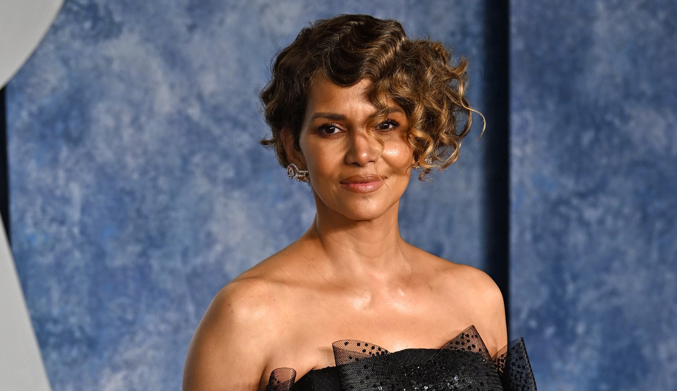 Le kellett állítani Halle Berry filmjének forgatását, miután egy medvecsalád tört be a díszletbe – videó